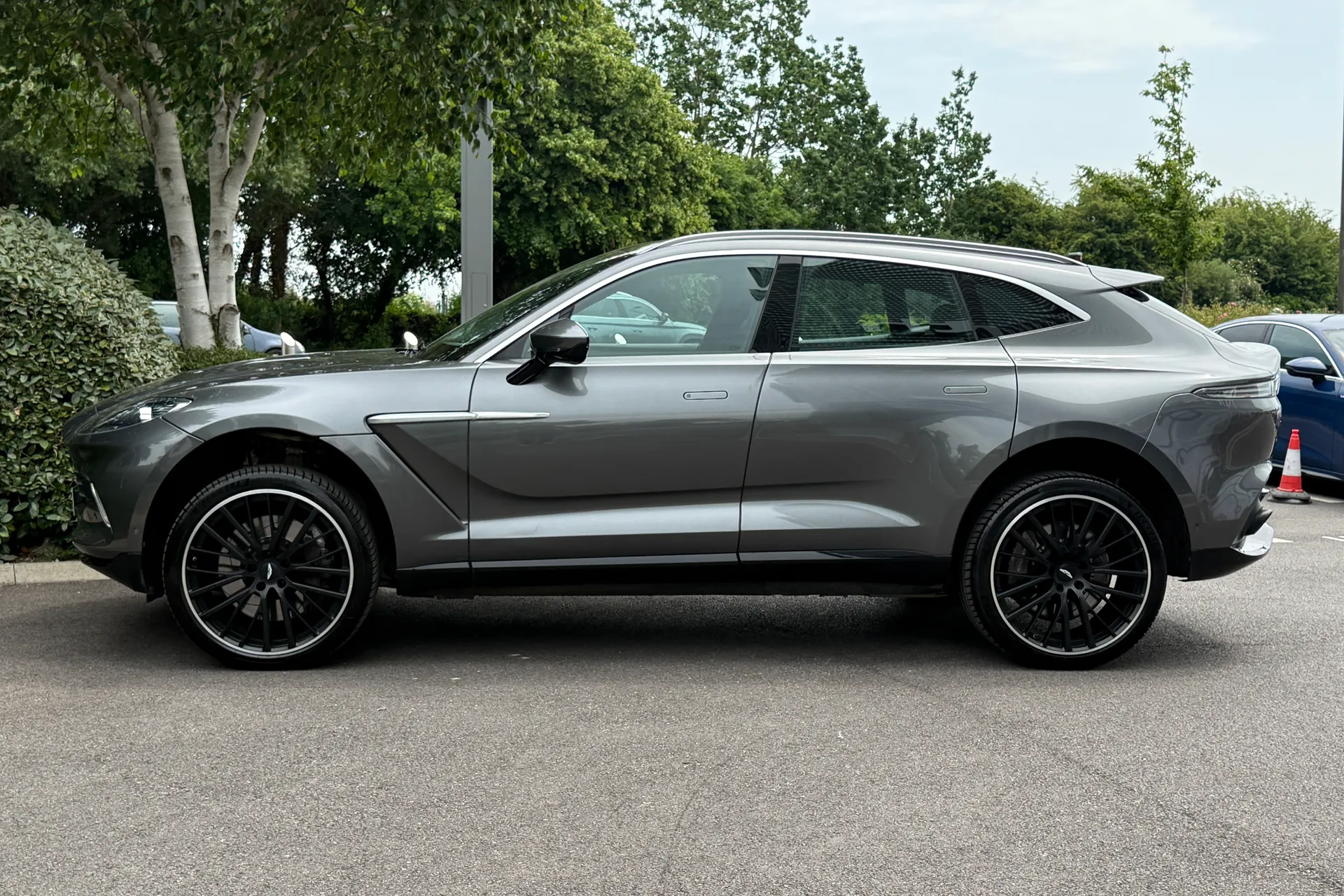 Aston Martin DBX thumbnail image number 35