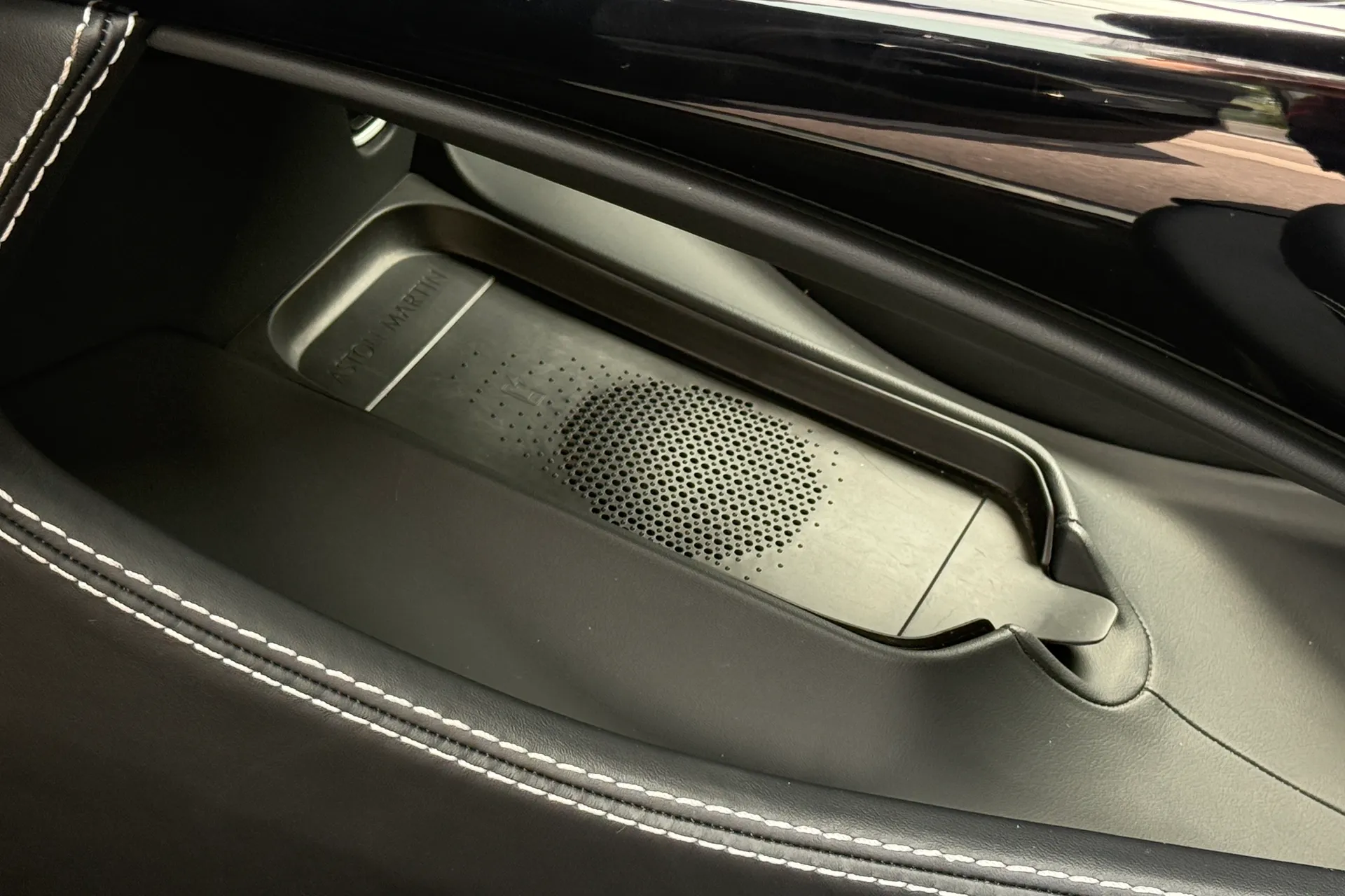 Aston Martin DBX thumbnail image number 53