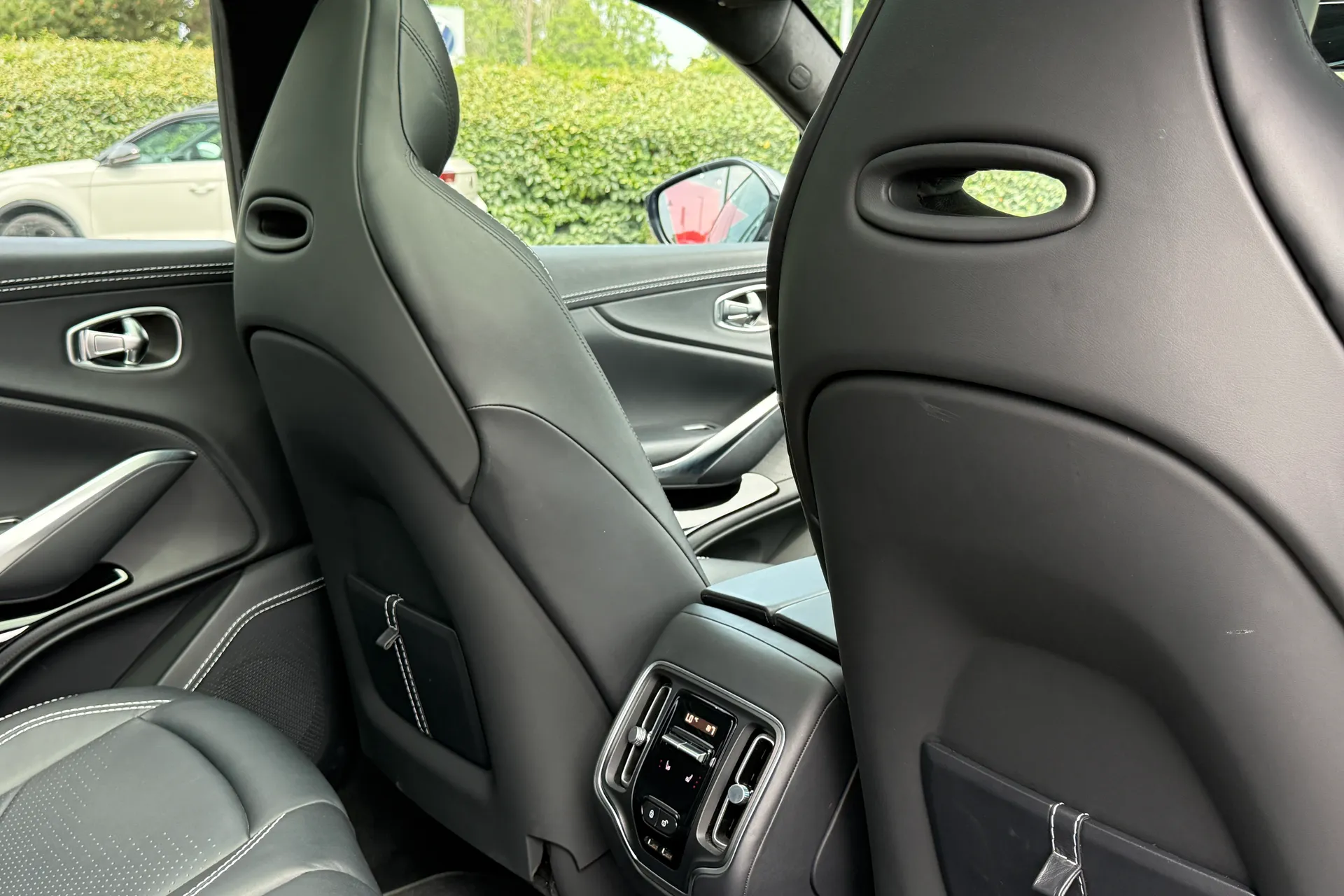 Aston Martin DBX thumbnail image number 55
