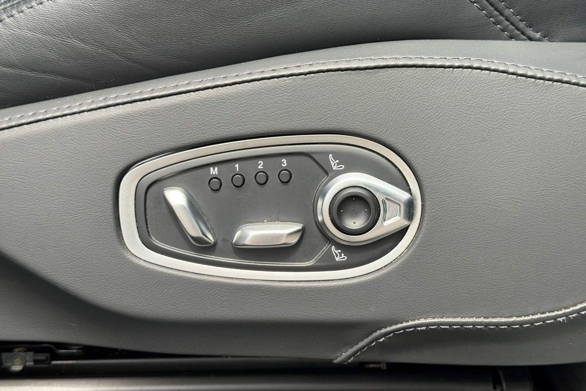 Aston Martin DBX thumbnail image number 39