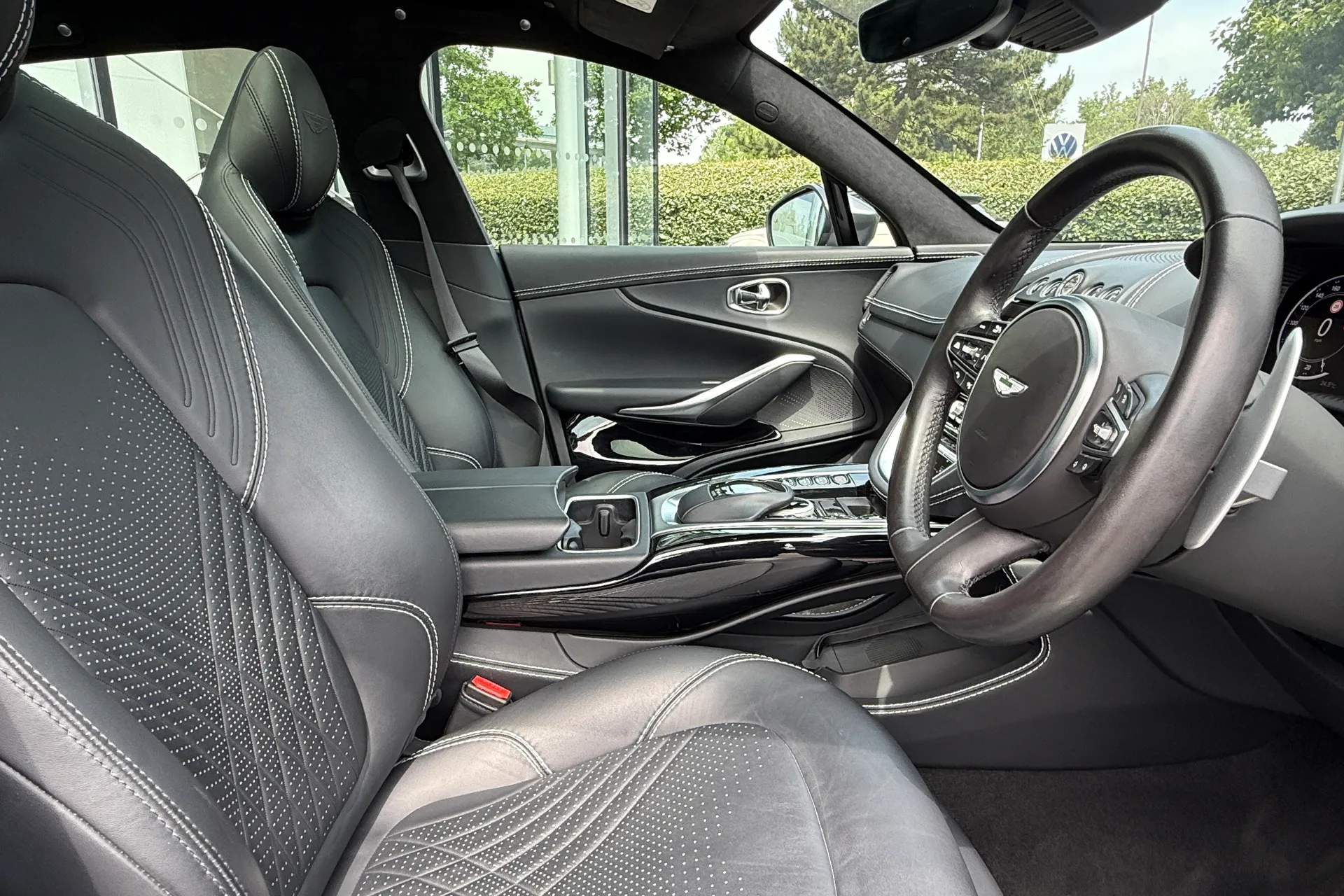 Aston Martin DBX thumbnail image number 28
