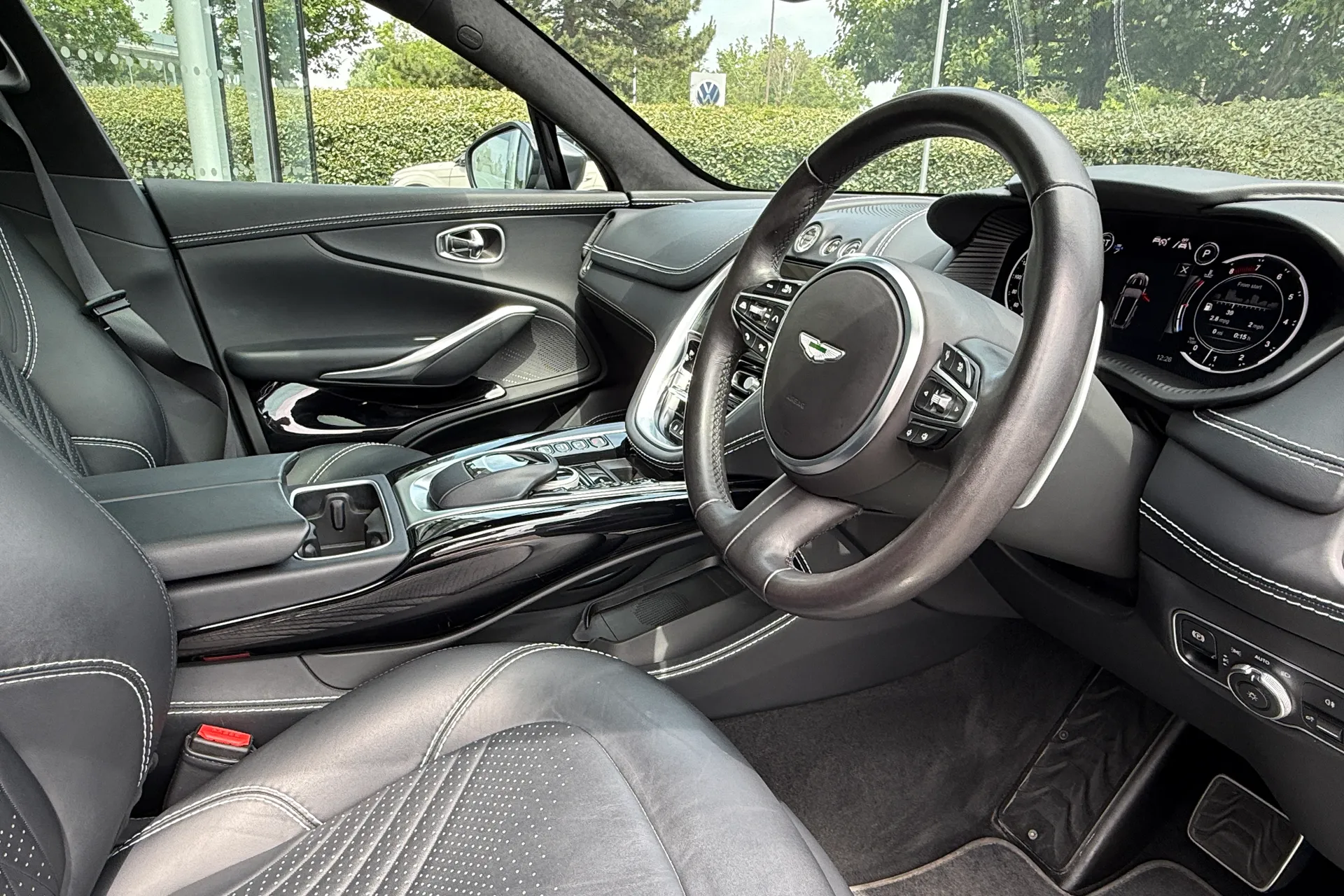 Aston Martin DBX thumbnail image number 21