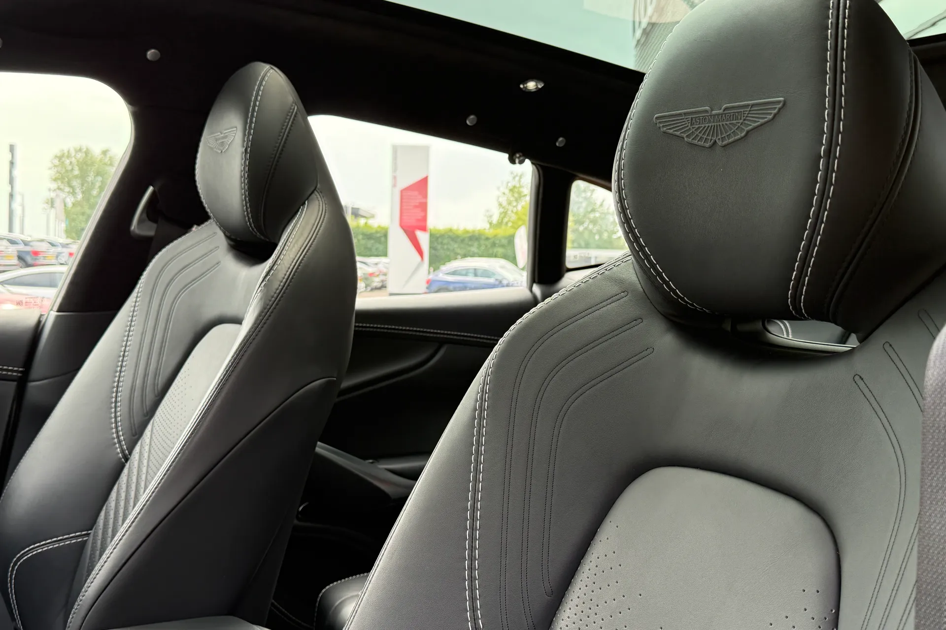 Aston Martin DBX thumbnail image number 9