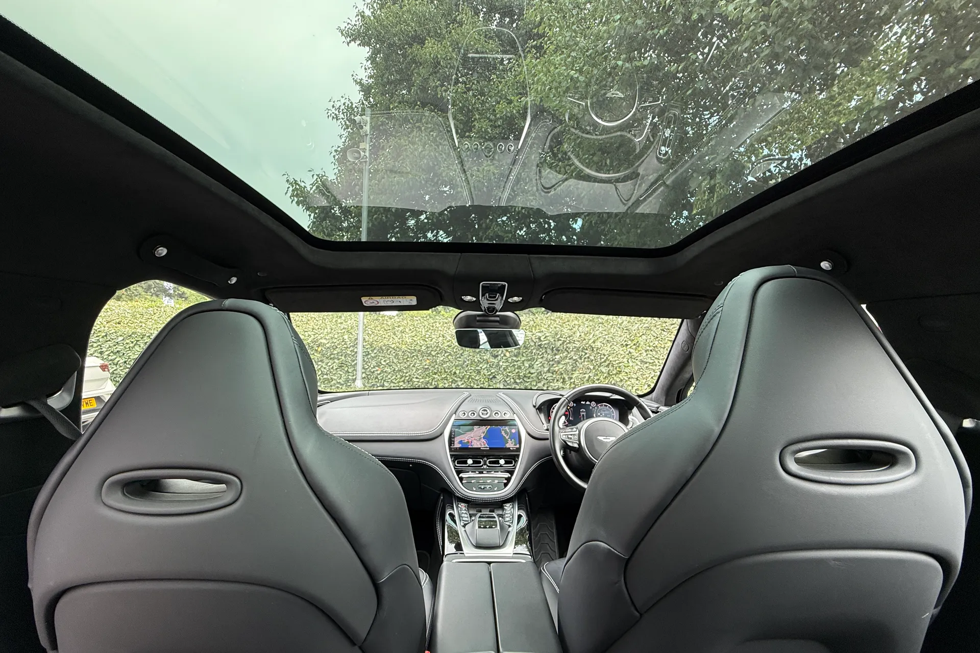 Aston Martin DBX thumbnail image number 3