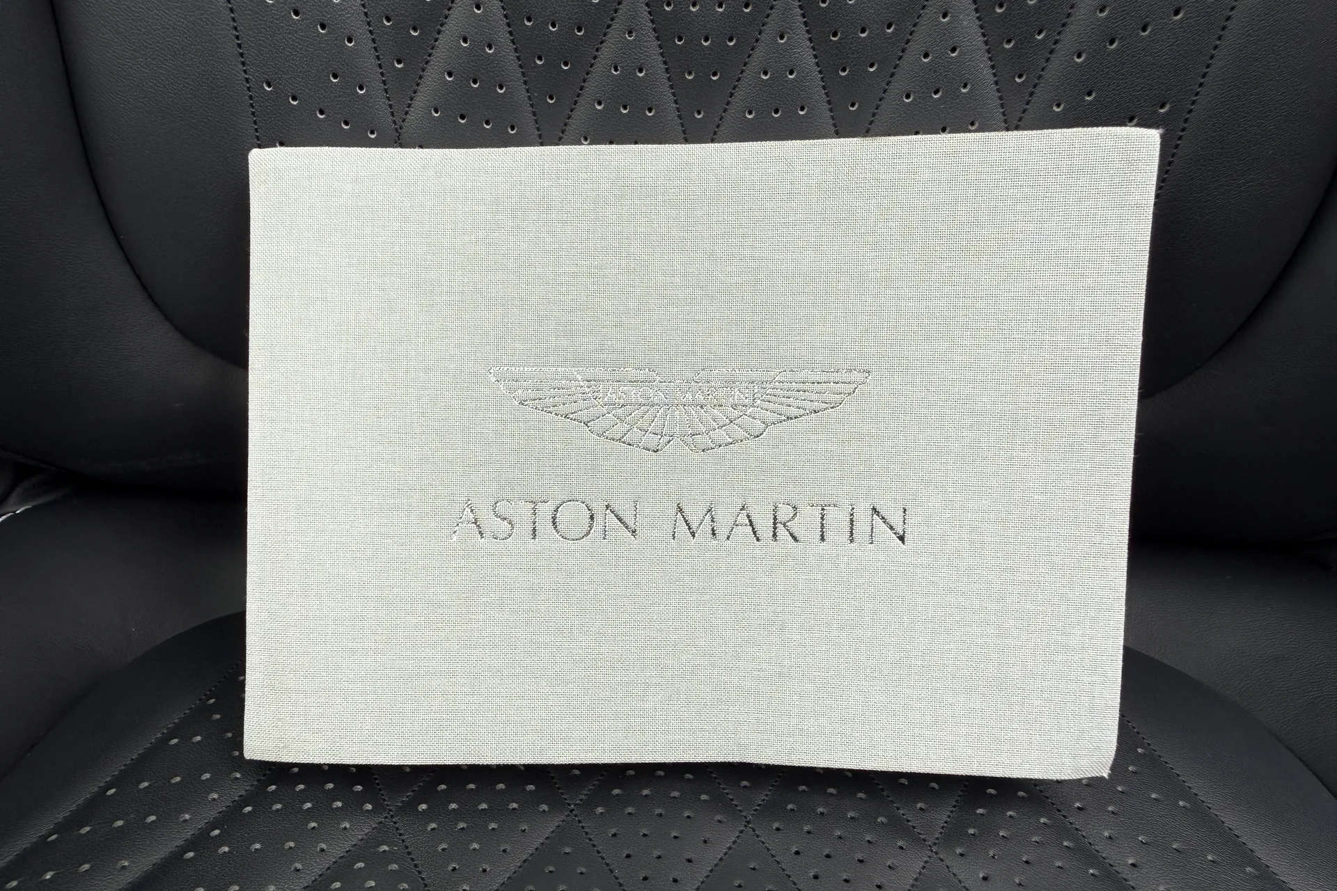 Aston Martin DBX thumbnail image number 29