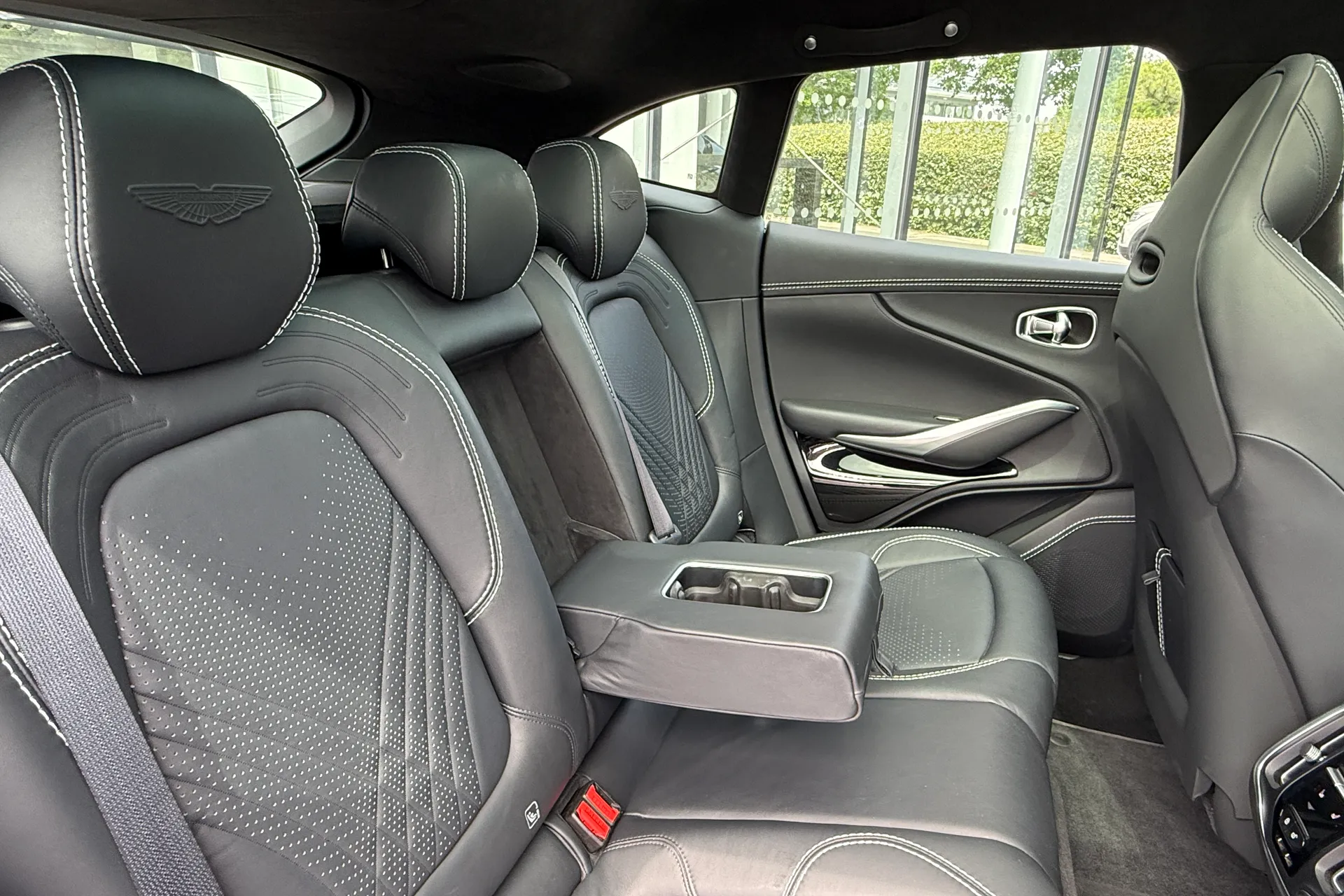 Aston Martin DBX thumbnail image number 56