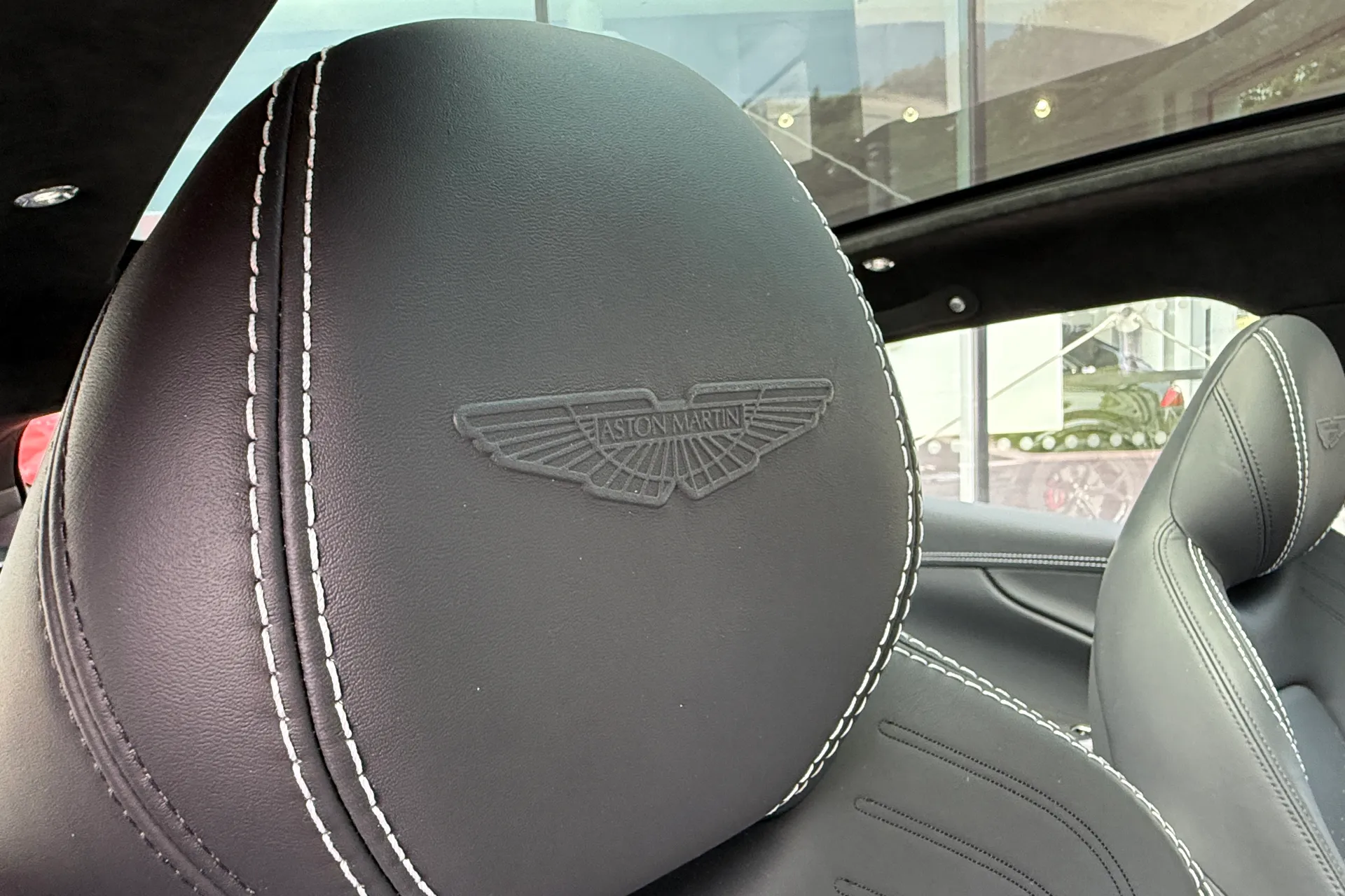 Aston Martin DBX thumbnail image number 37