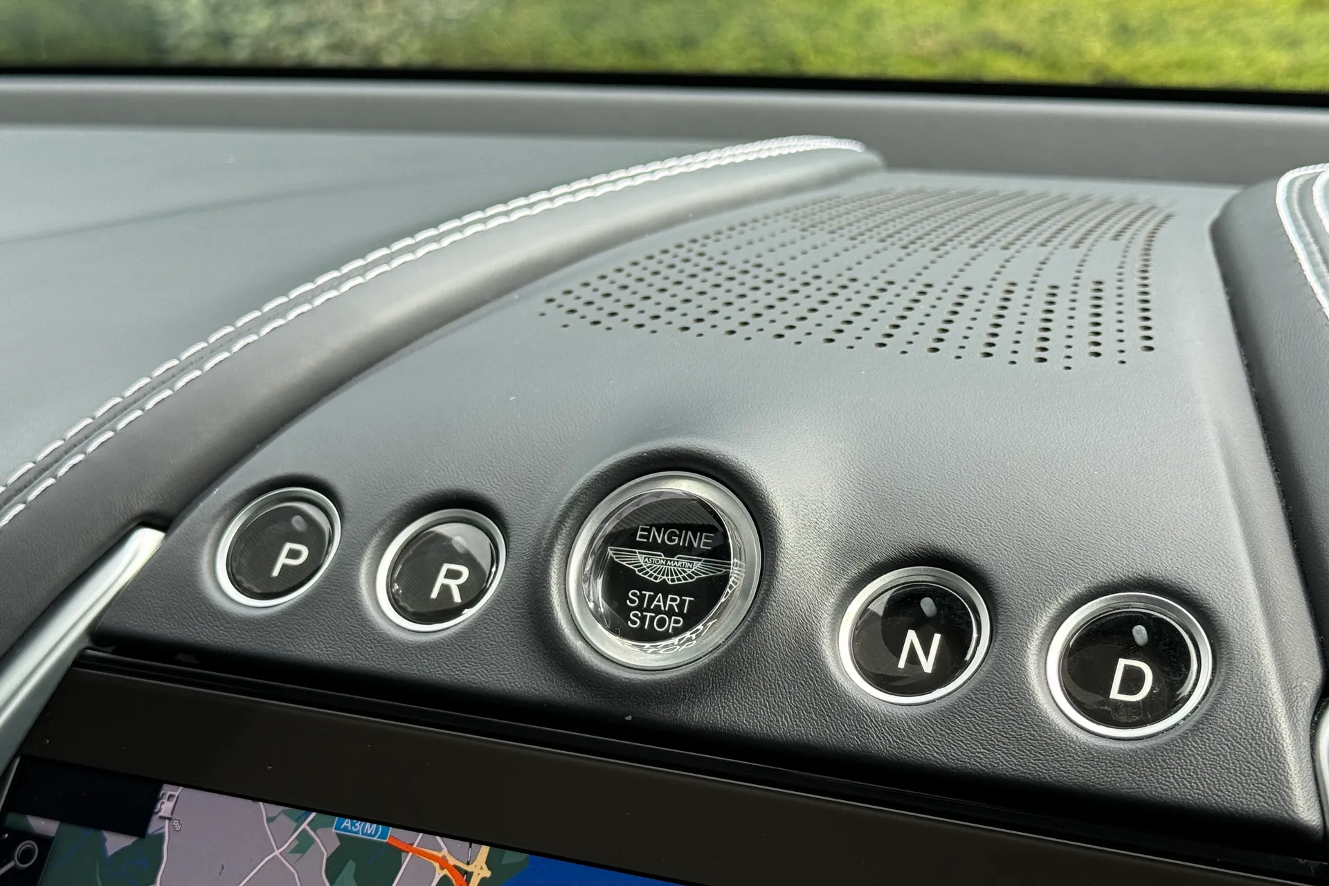 Aston Martin DBX thumbnail image number 36