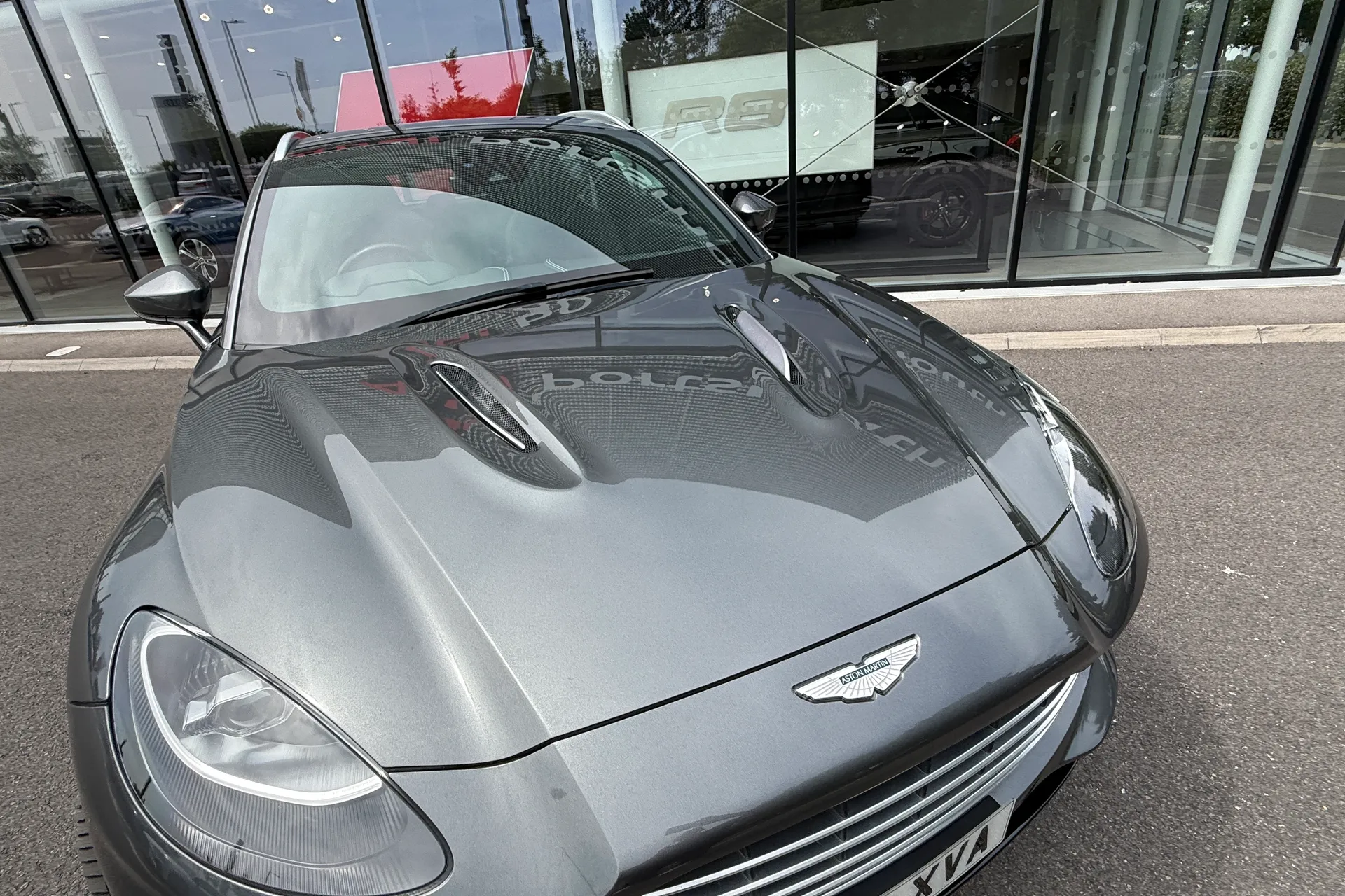 Aston Martin DBX thumbnail image number 31