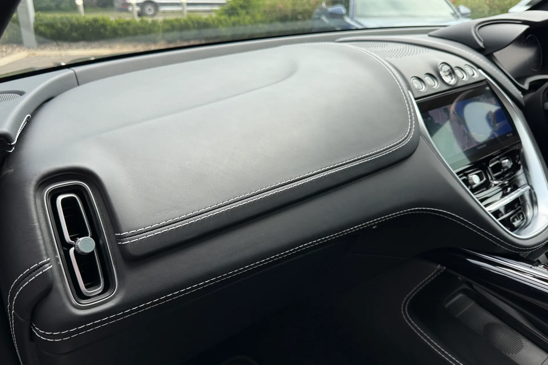 Aston Martin DBX thumbnail image number 63