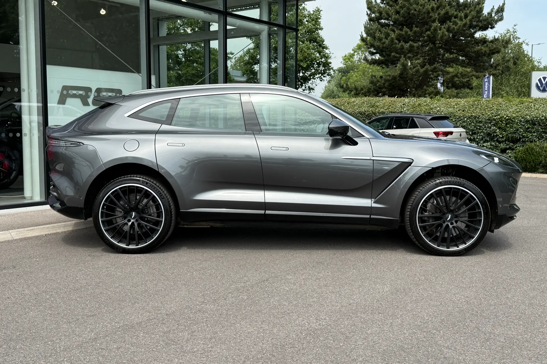 Aston Martin DBX thumbnail image number 2
