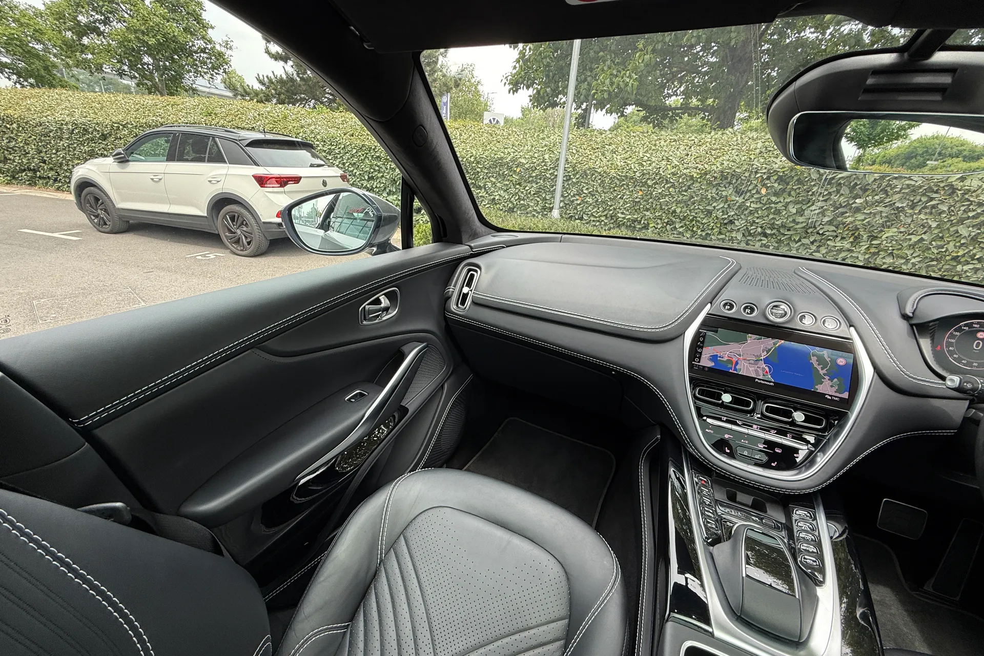 Aston Martin DBX thumbnail image number 66