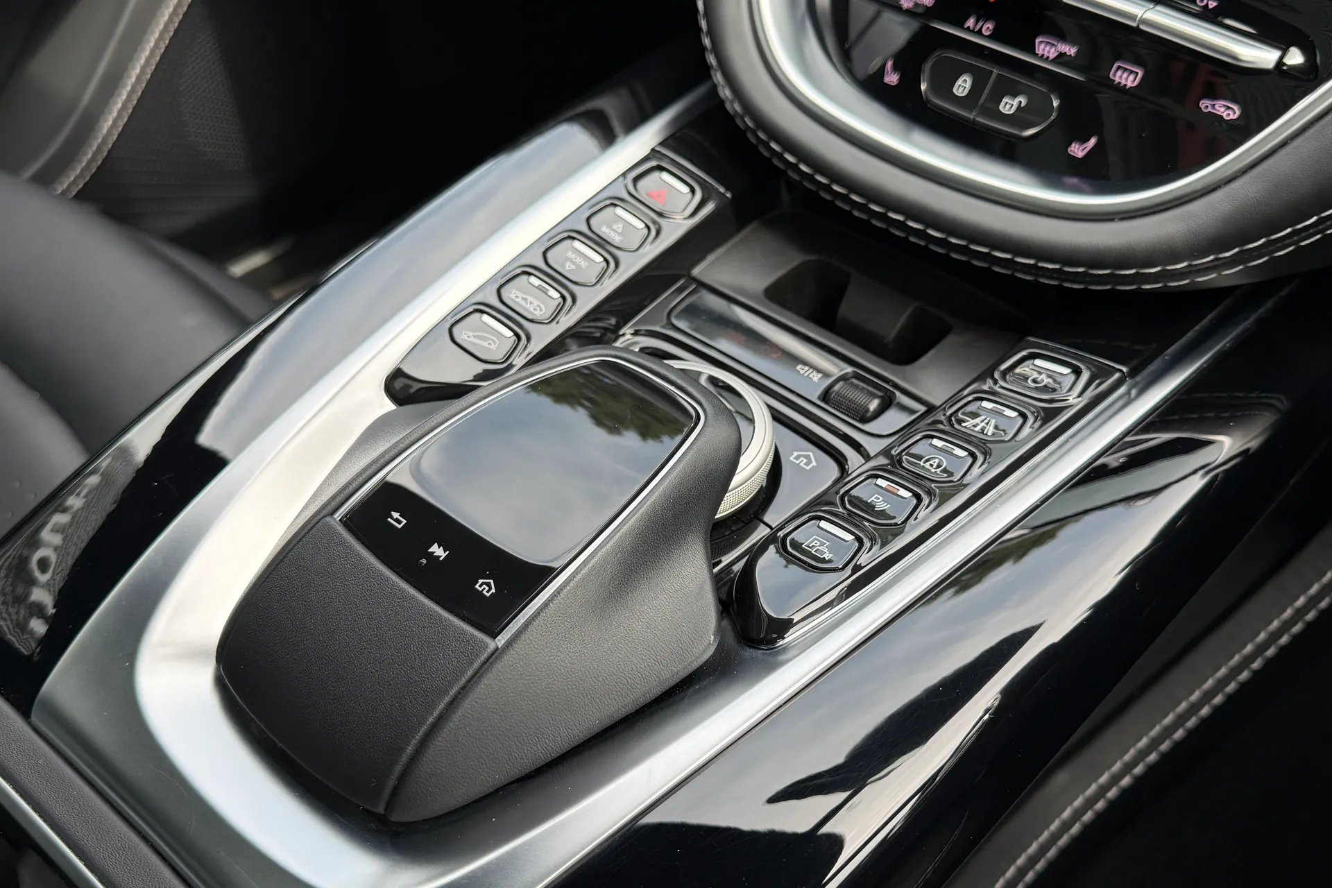 Aston Martin DBX thumbnail image number 14