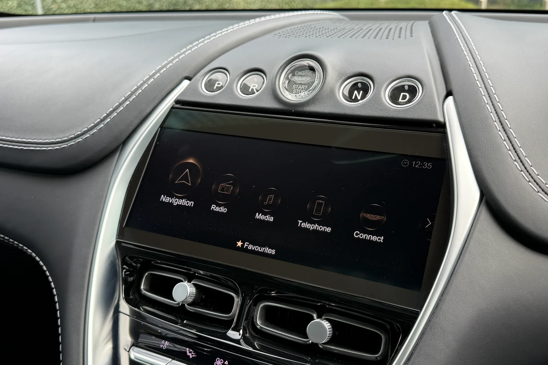 Aston Martin DBX thumbnail image number 45