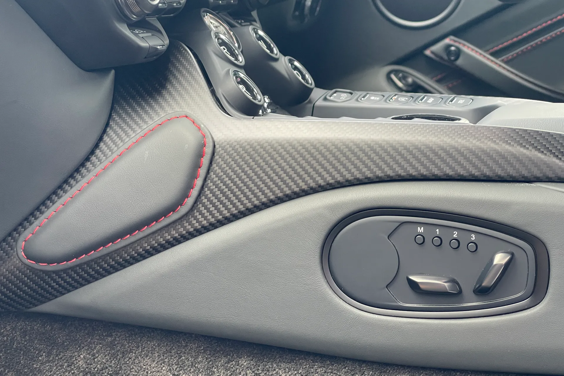 Aston Martin VANTAGE V12 AUTO thumbnail image number 39