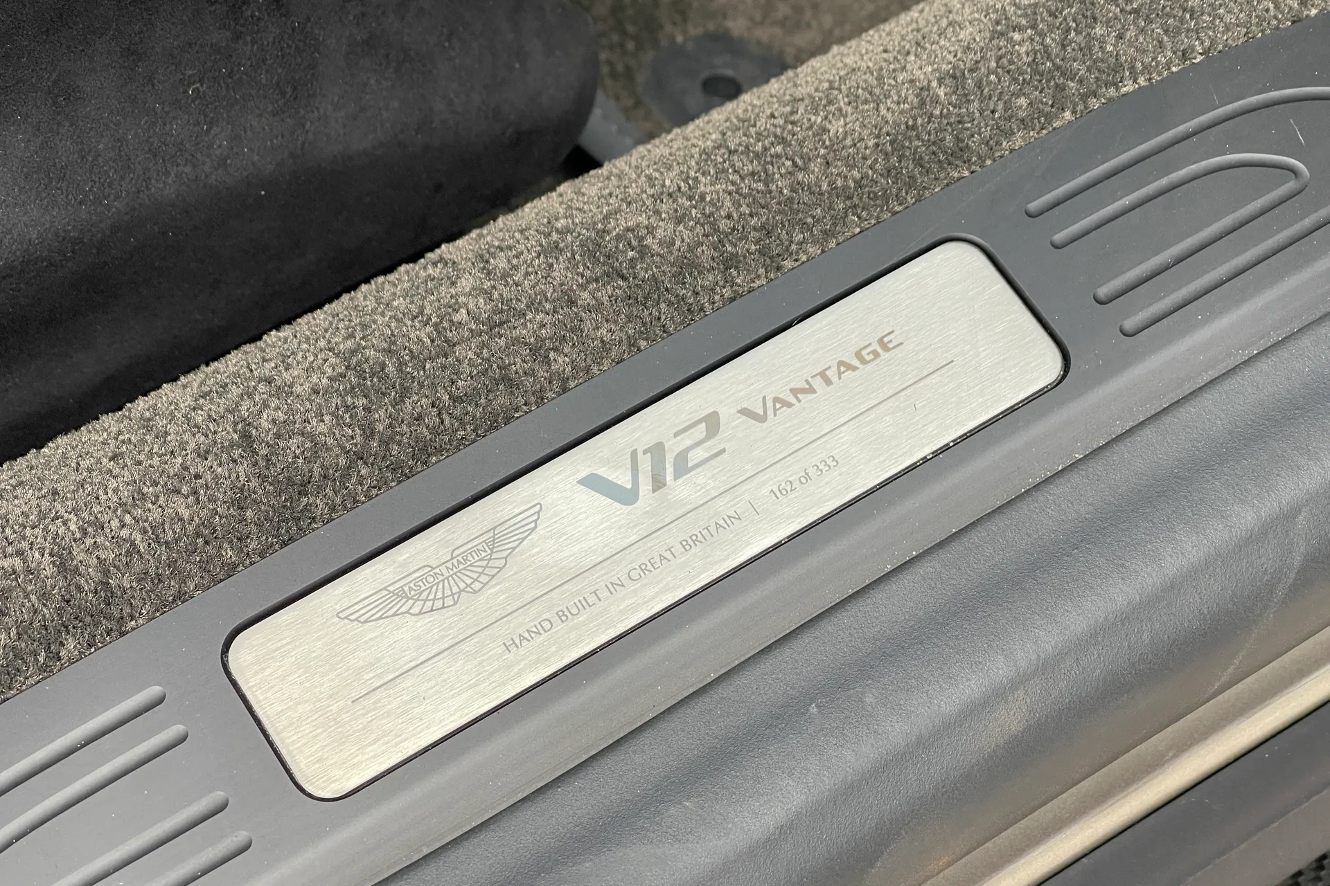 Aston Martin VANTAGE V12 AUTO thumbnail image number 33