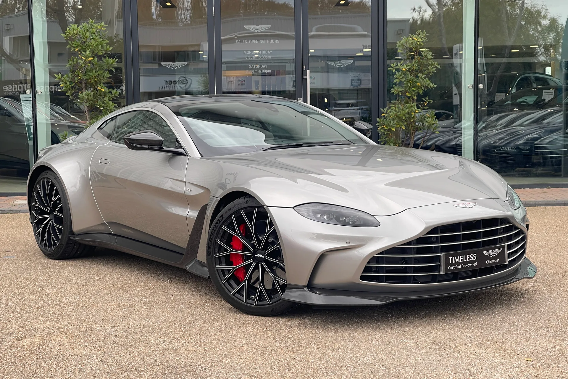 Aston Martin VANTAGE V12 AUTO thumbnail image number 72
