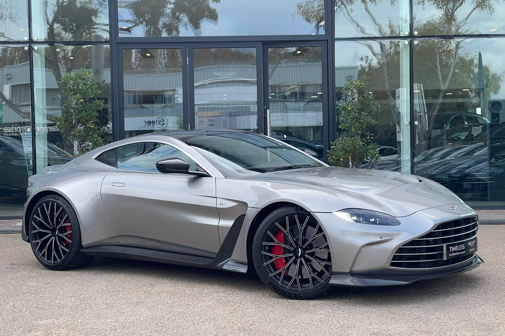 Aston Martin VANTAGE V12 AUTO thumbnail image number 14