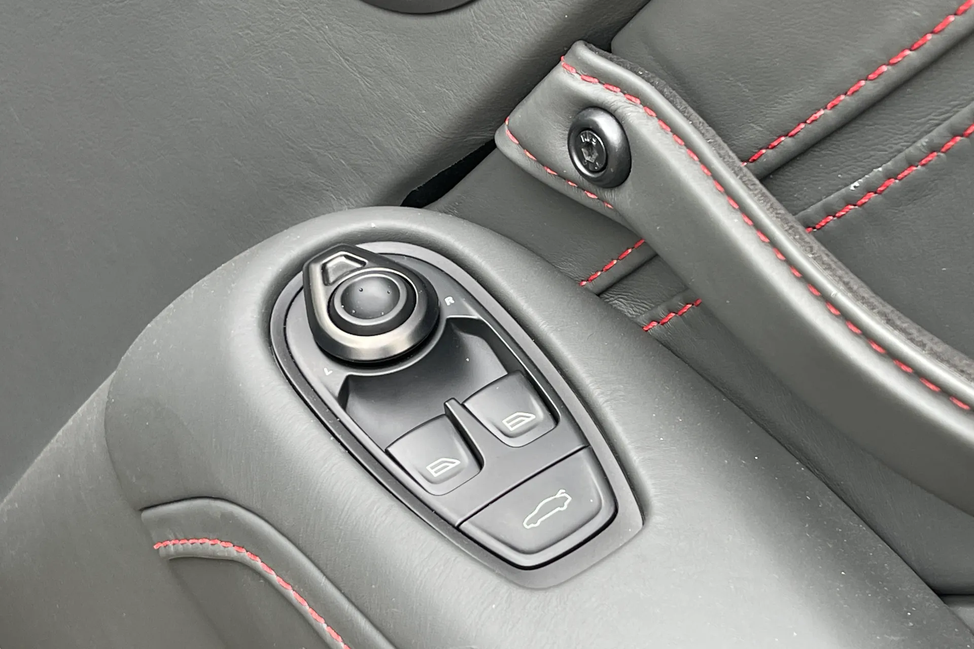 Aston Martin VANTAGE V12 AUTO thumbnail image number 58