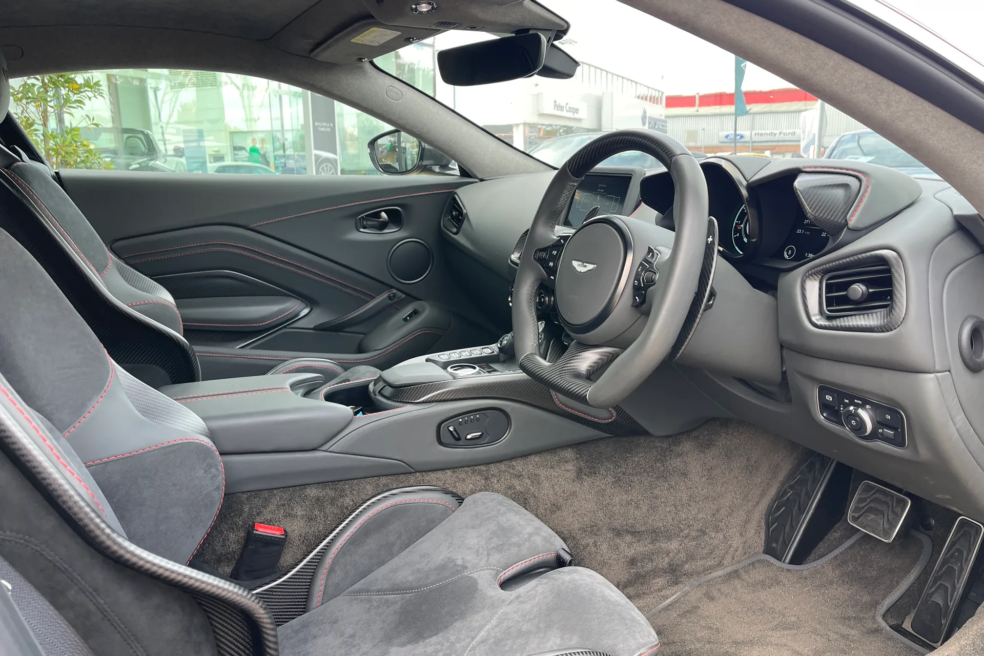 Aston Martin VANTAGE V12 AUTO thumbnail image number 3