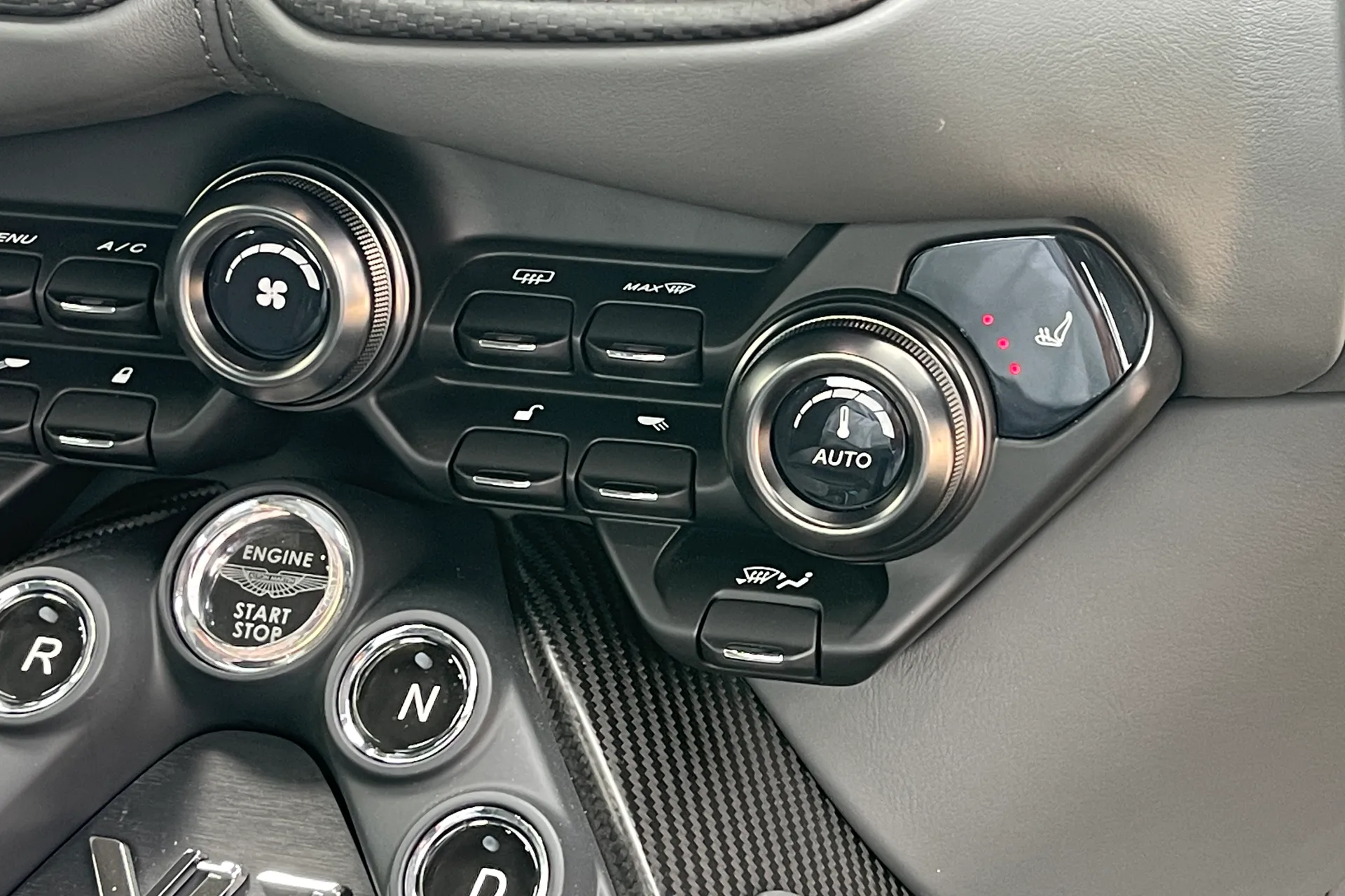 Aston Martin VANTAGE V12 AUTO thumbnail image number 66