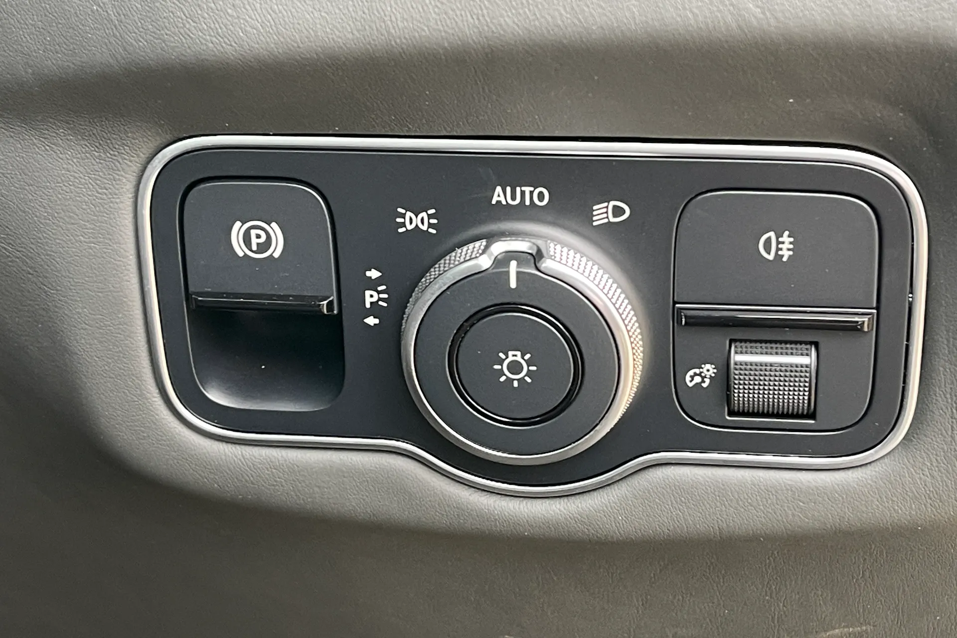 Aston Martin VANTAGE V12 AUTO thumbnail image number 60