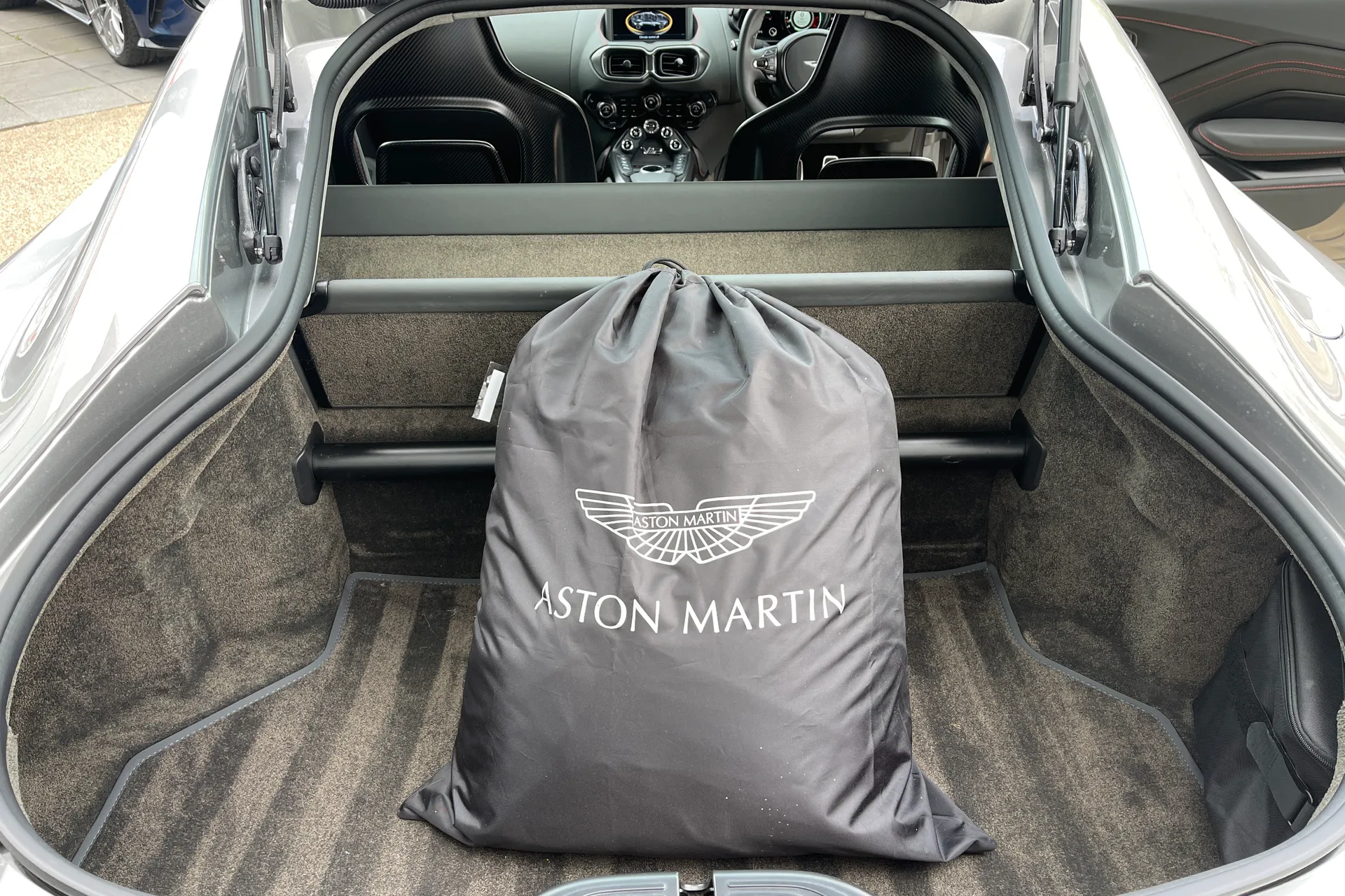 Aston Martin VANTAGE V12 AUTO thumbnail image number 44