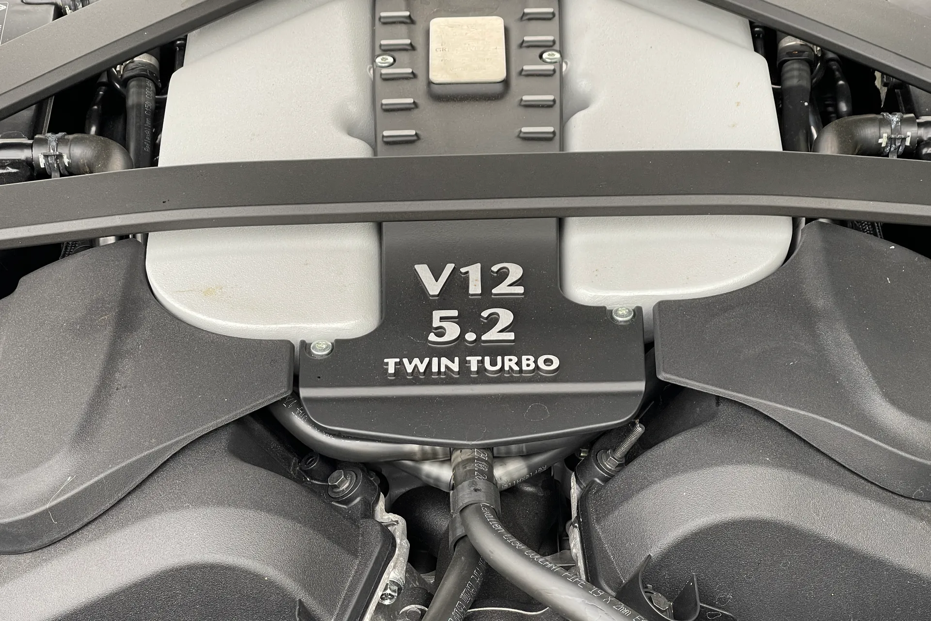 Aston Martin VANTAGE V12 AUTO thumbnail image number 70