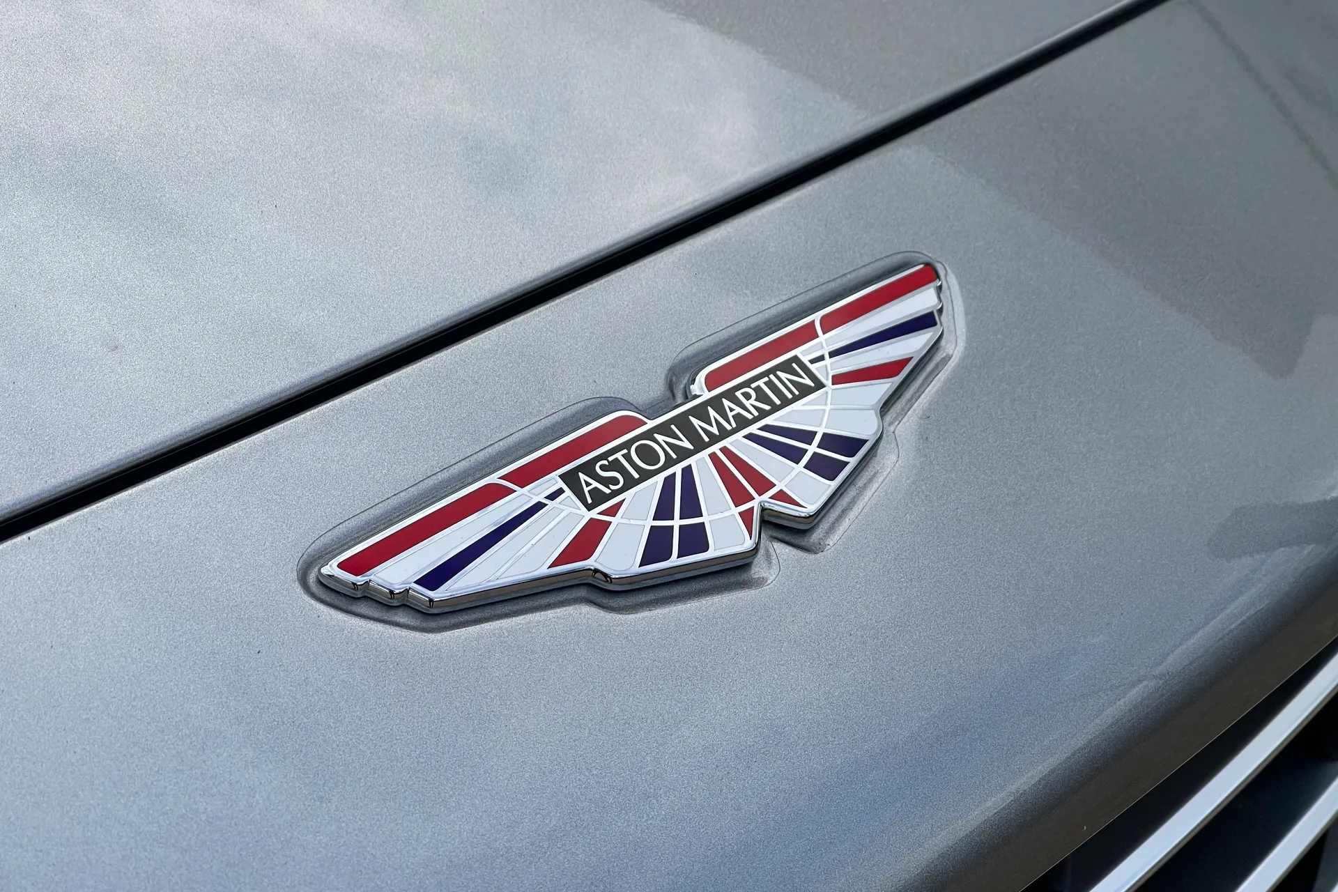 Aston Martin VANTAGE V12 AUTO thumbnail image number 28