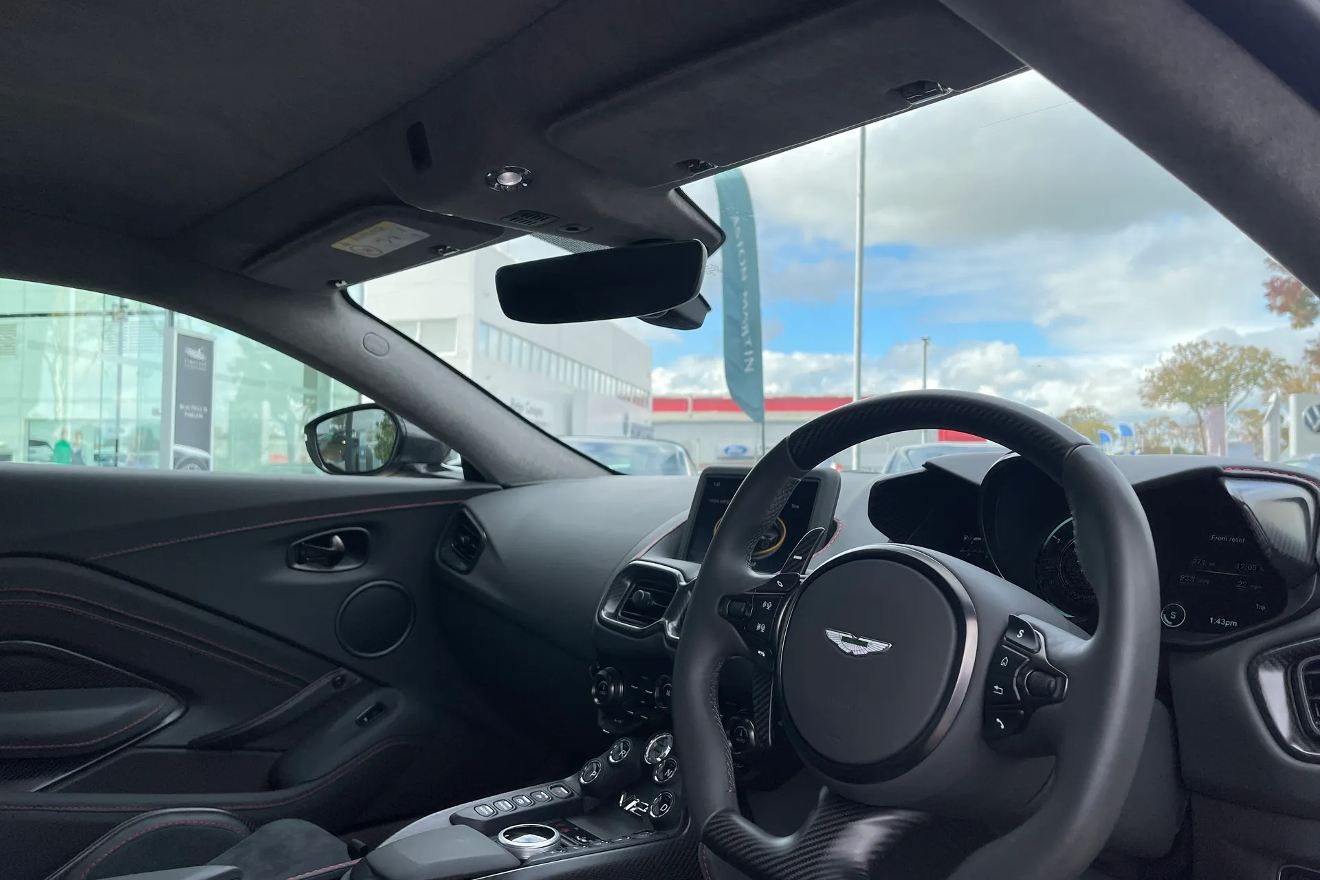 Aston Martin VANTAGE V12 AUTO thumbnail image number 52