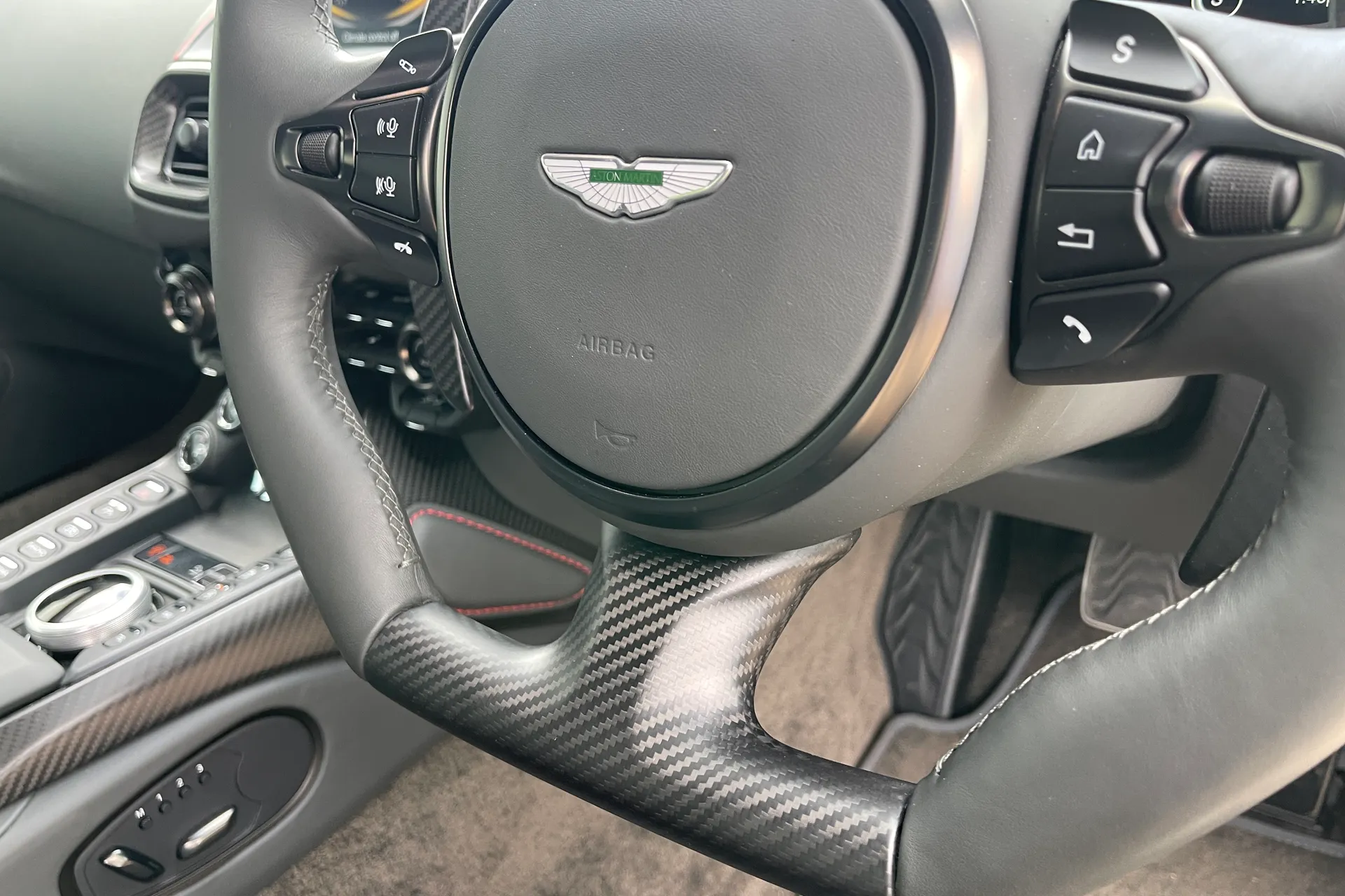 Aston Martin VANTAGE V12 AUTO thumbnail image number 53