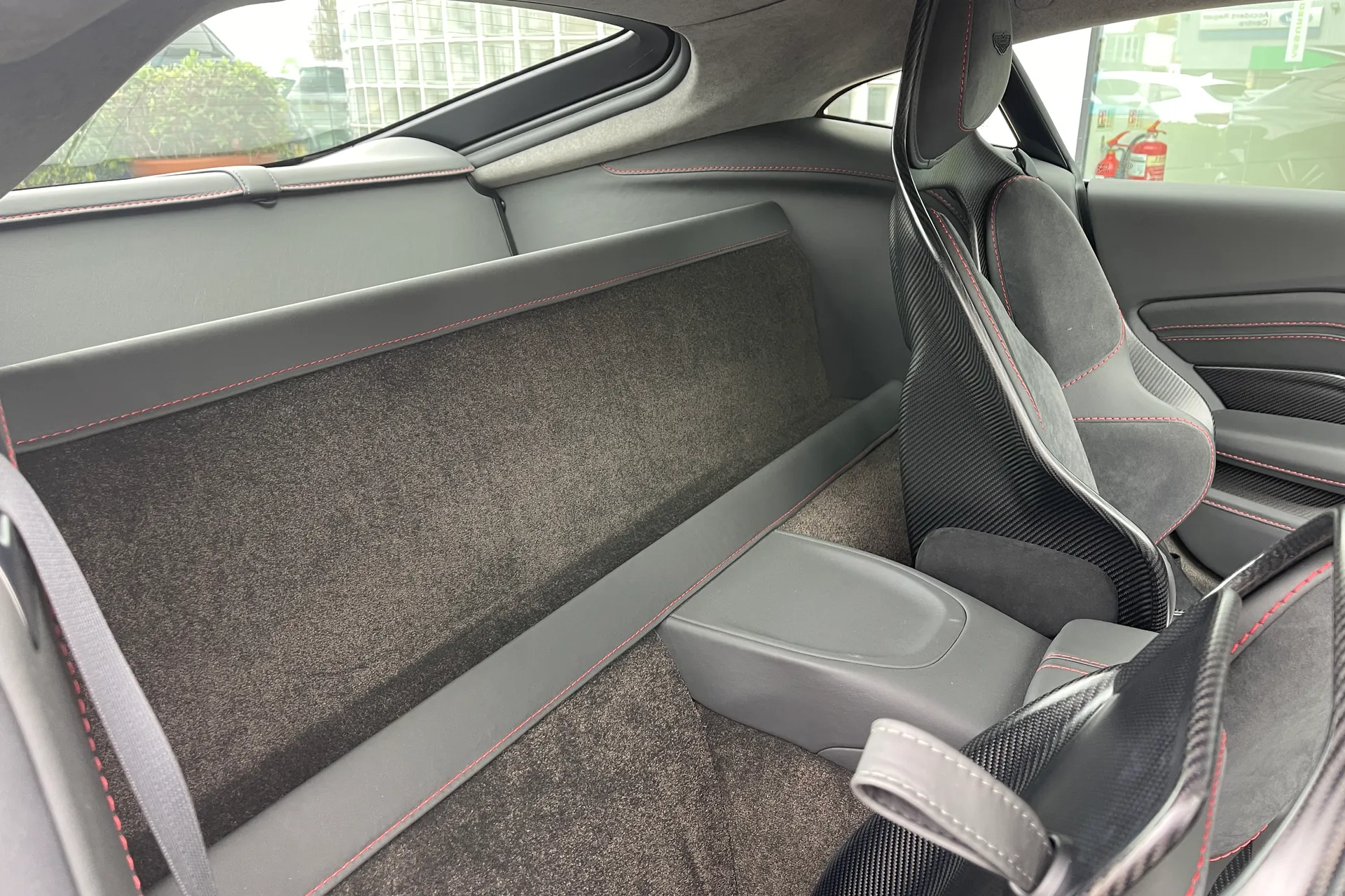 Aston Martin VANTAGE V12 AUTO thumbnail image number 61