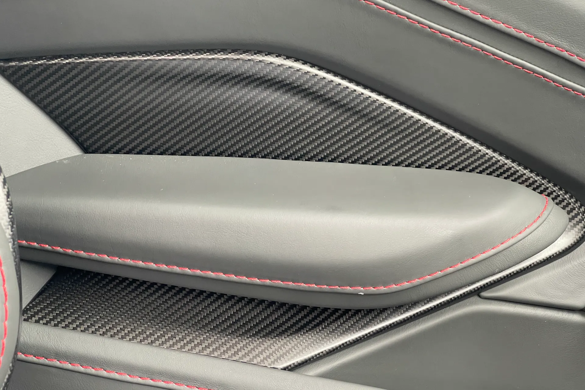 Aston Martin VANTAGE V12 AUTO thumbnail image number 64