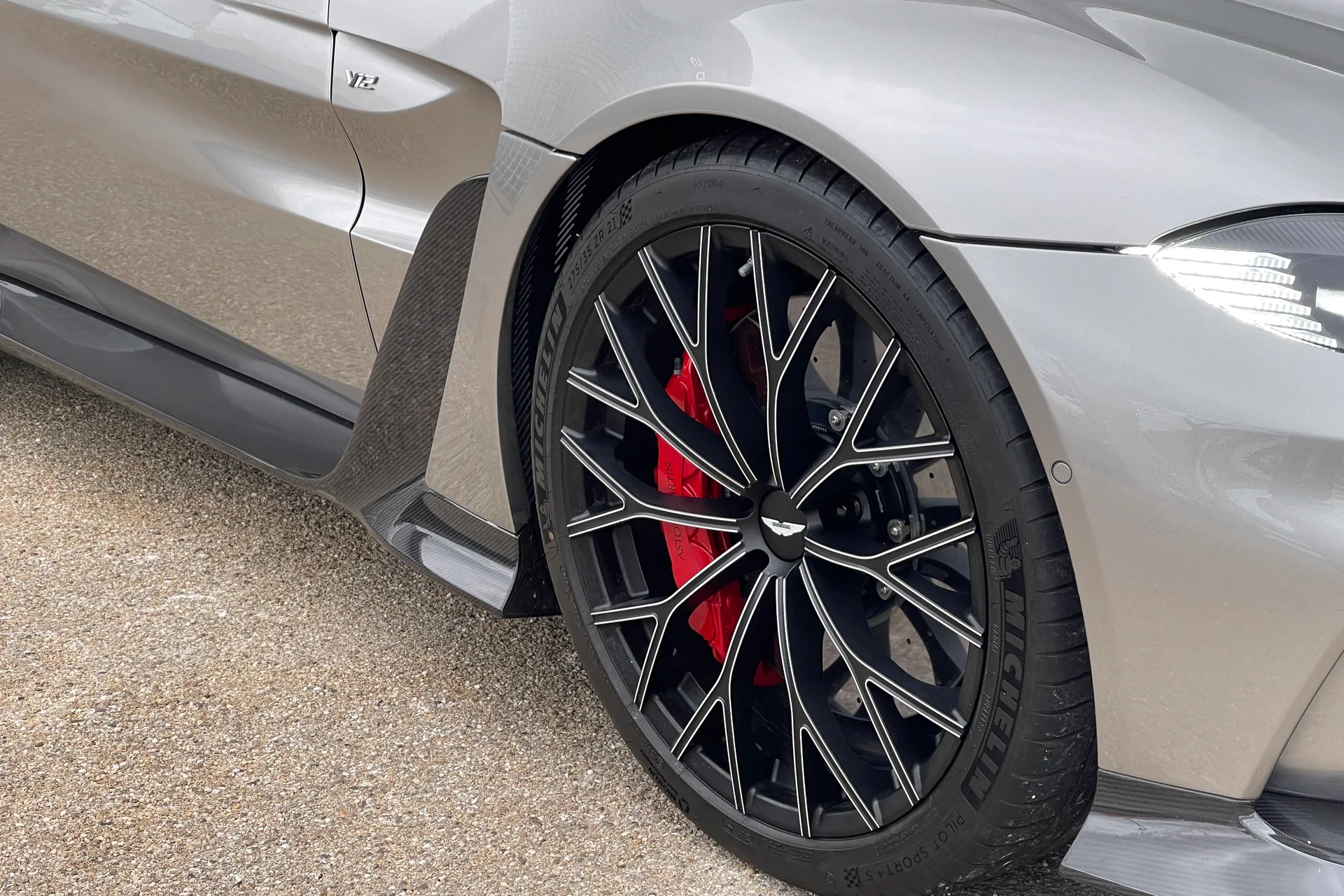 Aston Martin VANTAGE V12 AUTO thumbnail image number 22