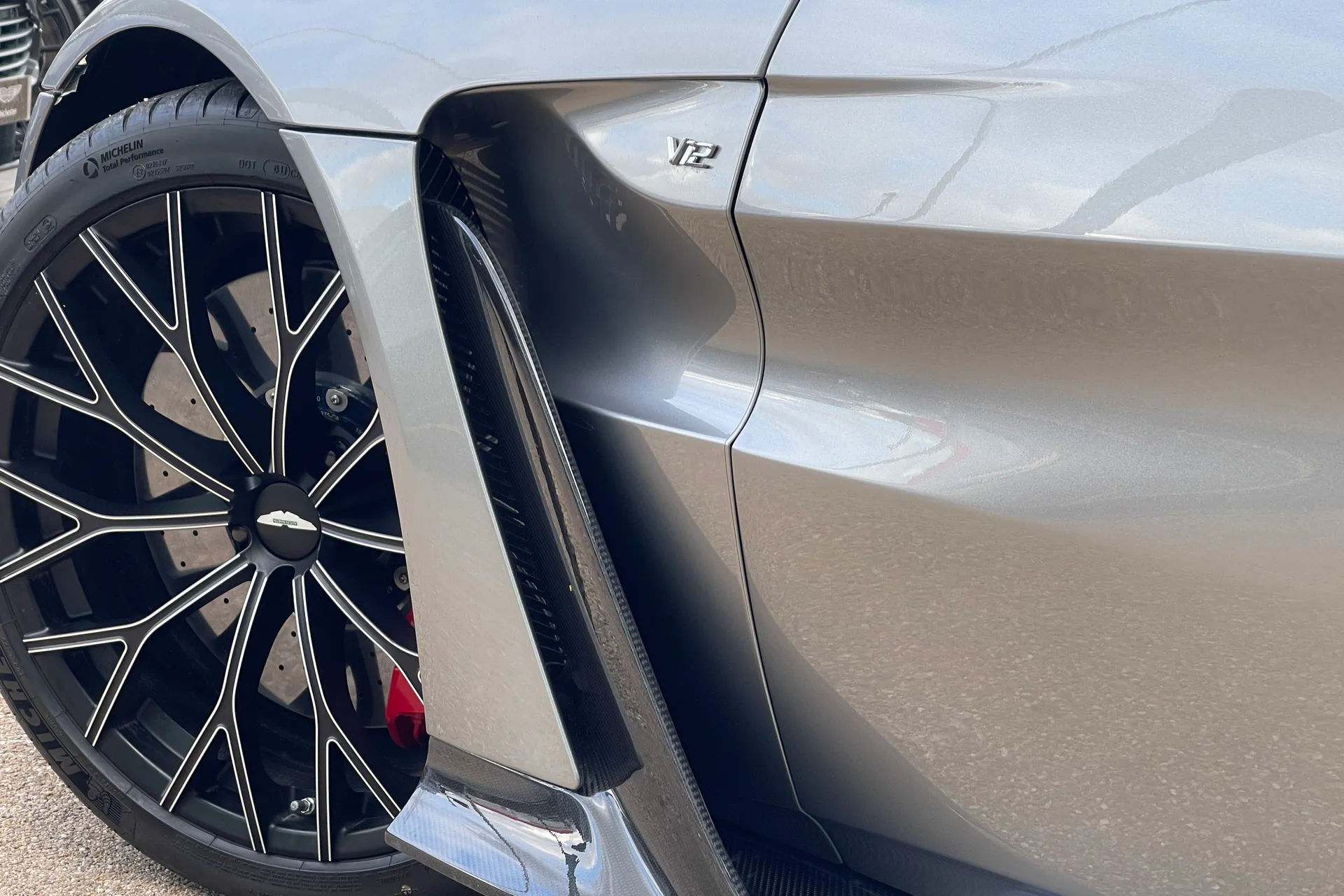 Aston Martin VANTAGE V12 AUTO thumbnail image number 32