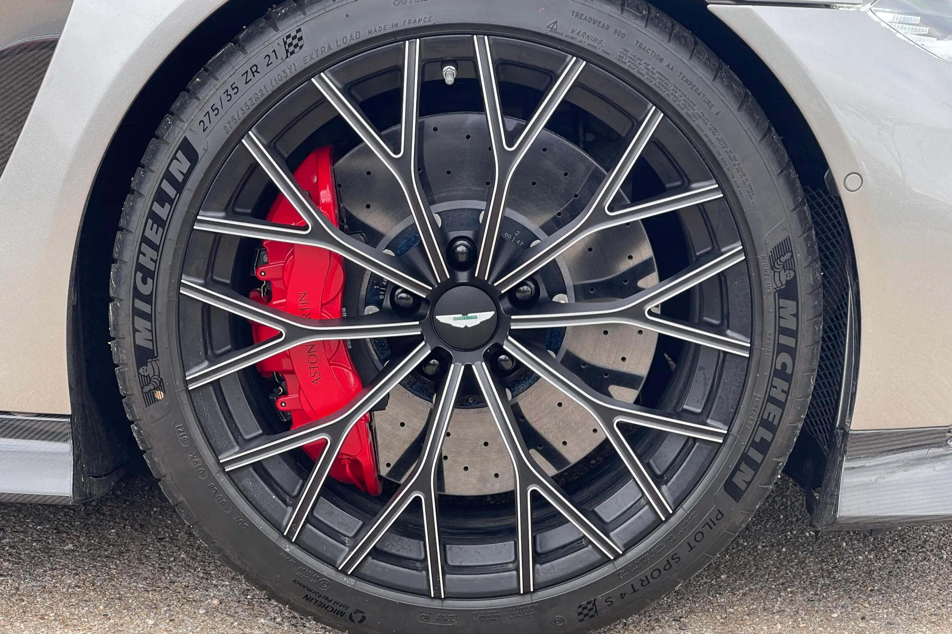 Aston Martin VANTAGE V12 AUTO thumbnail image number 4