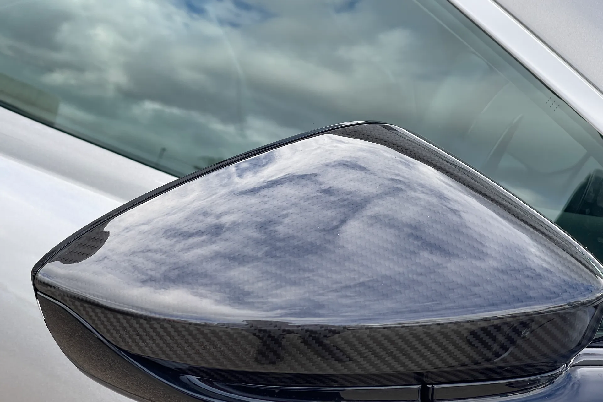 Aston Martin VANTAGE V12 AUTO thumbnail image number 29