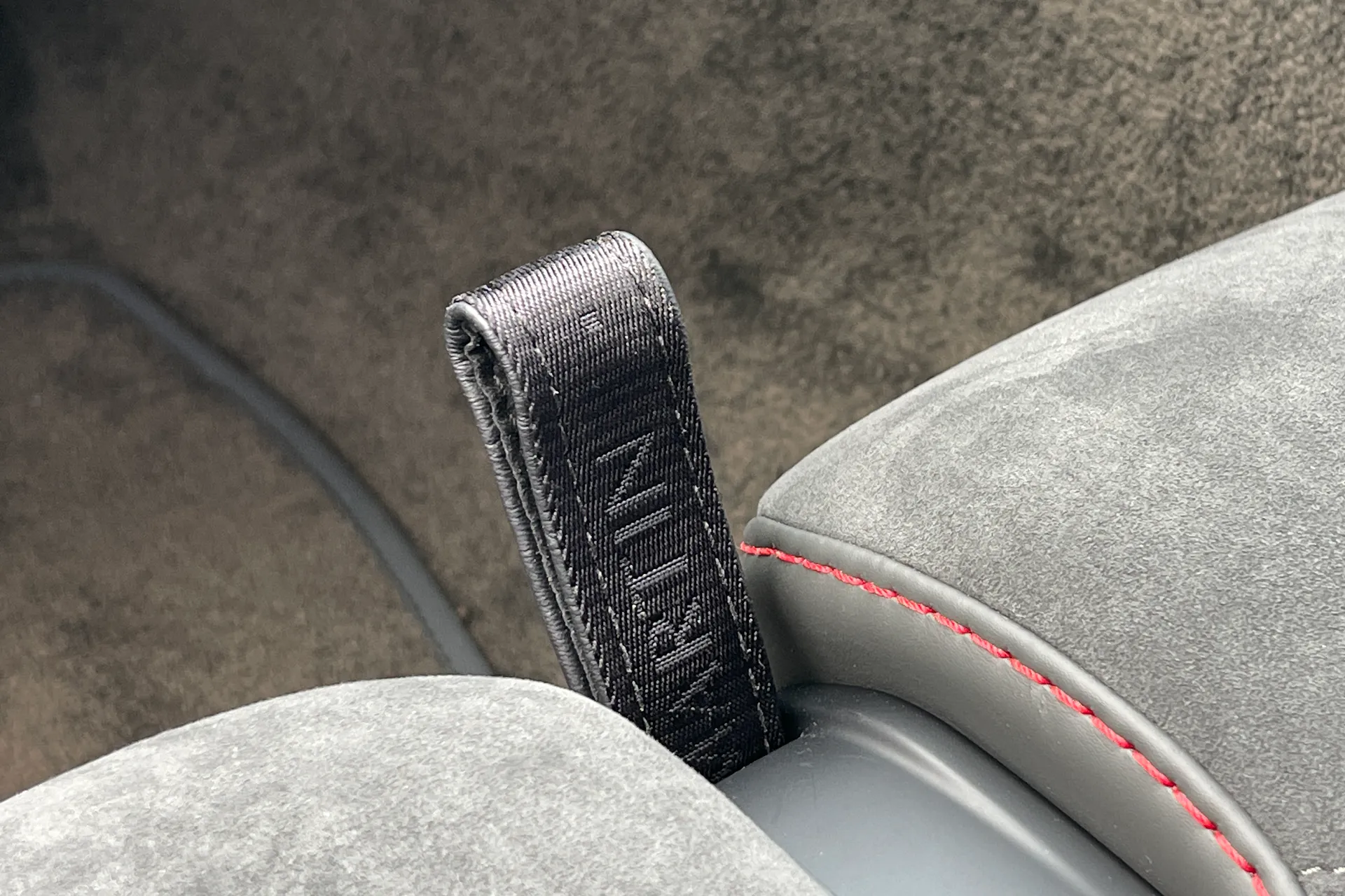 Aston Martin VANTAGE V12 AUTO thumbnail image number 40