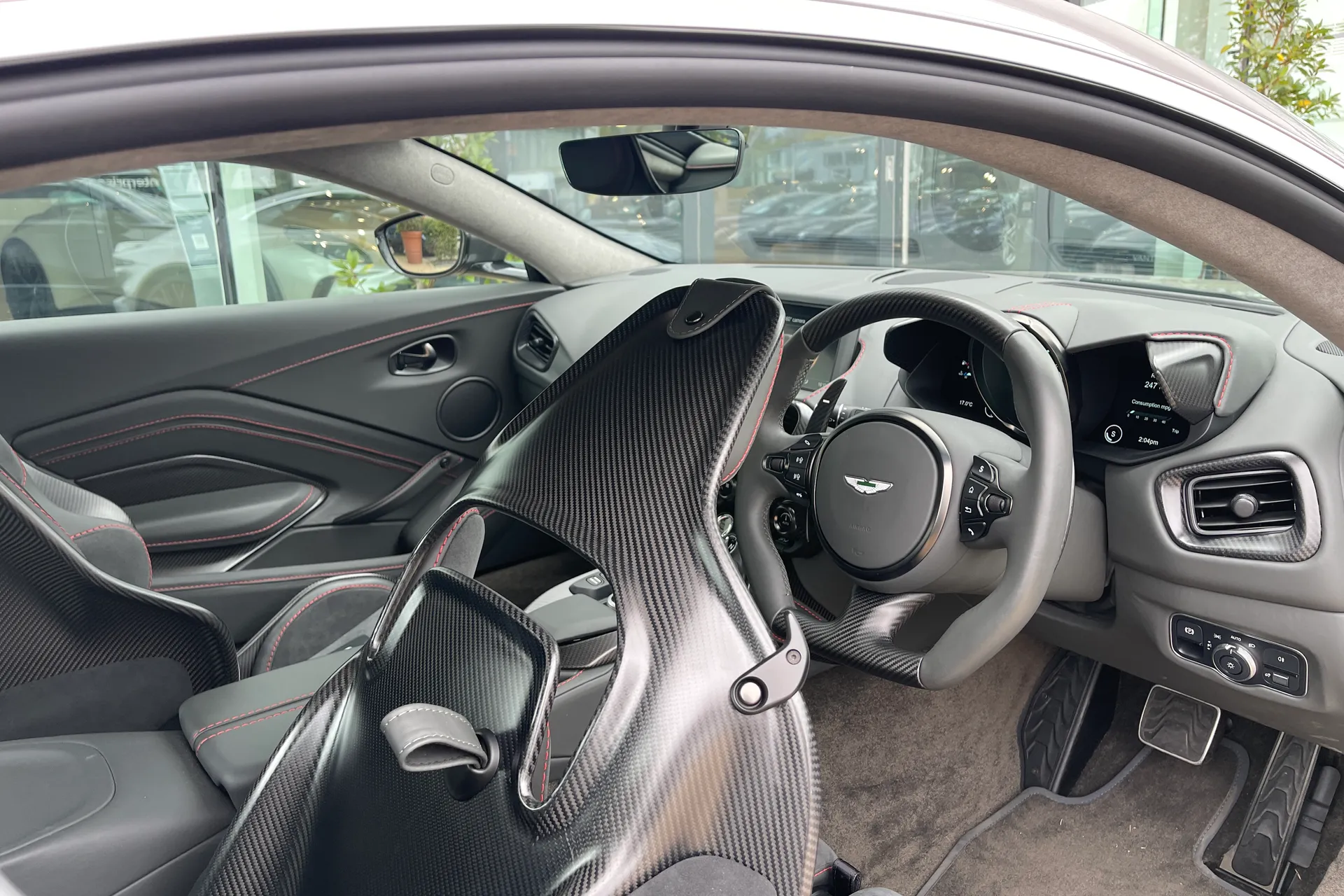 Aston Martin VANTAGE V12 AUTO thumbnail image number 63