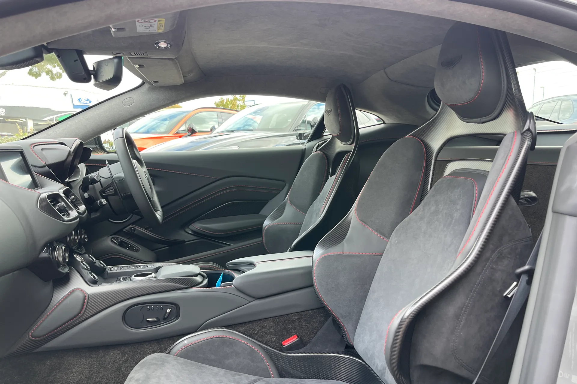 Aston Martin VANTAGE V12 AUTO thumbnail image number 12