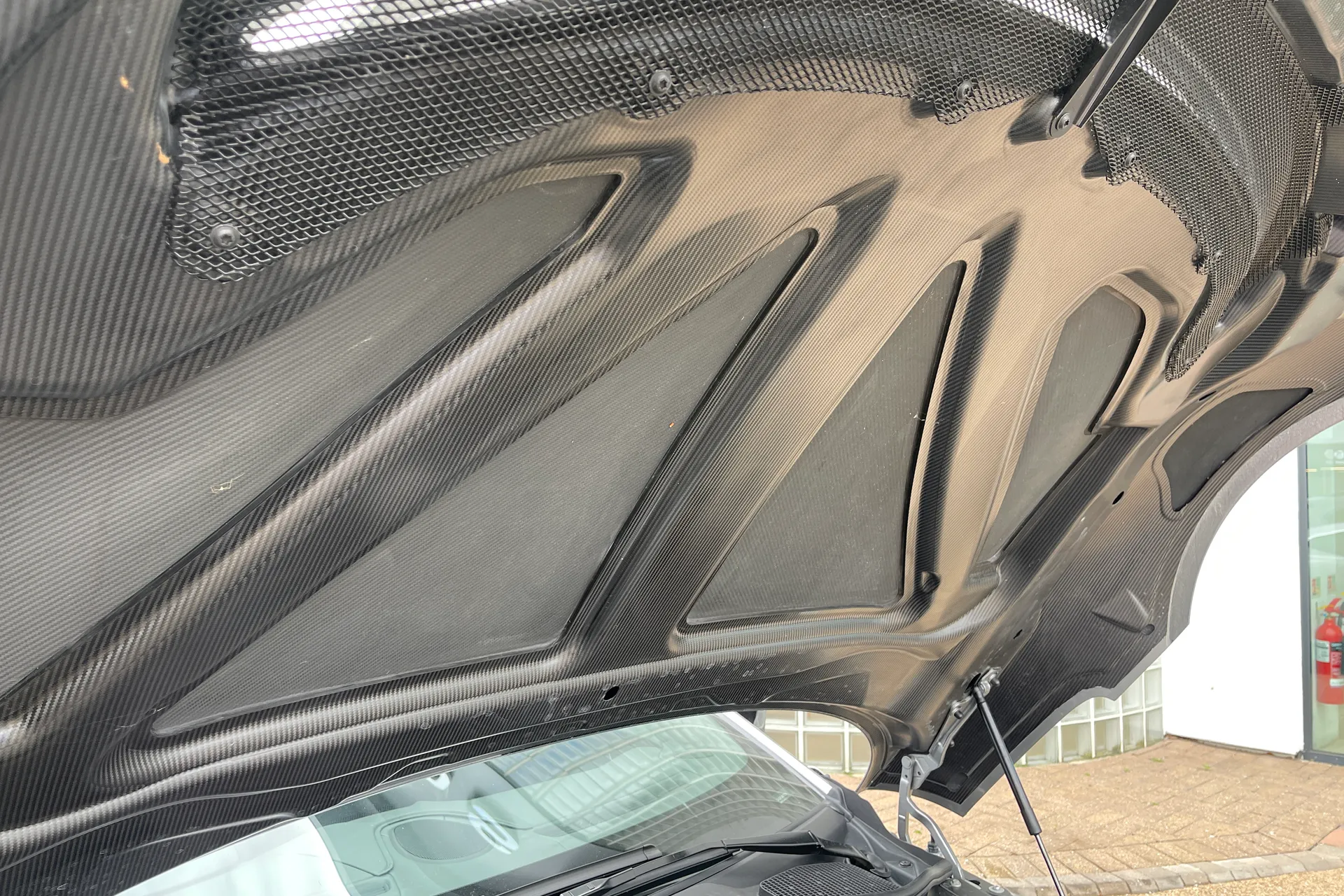 Aston Martin VANTAGE V12 AUTO thumbnail image number 71