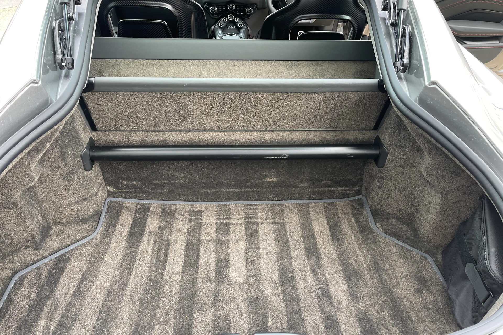 Aston Martin VANTAGE V12 AUTO thumbnail image number 43