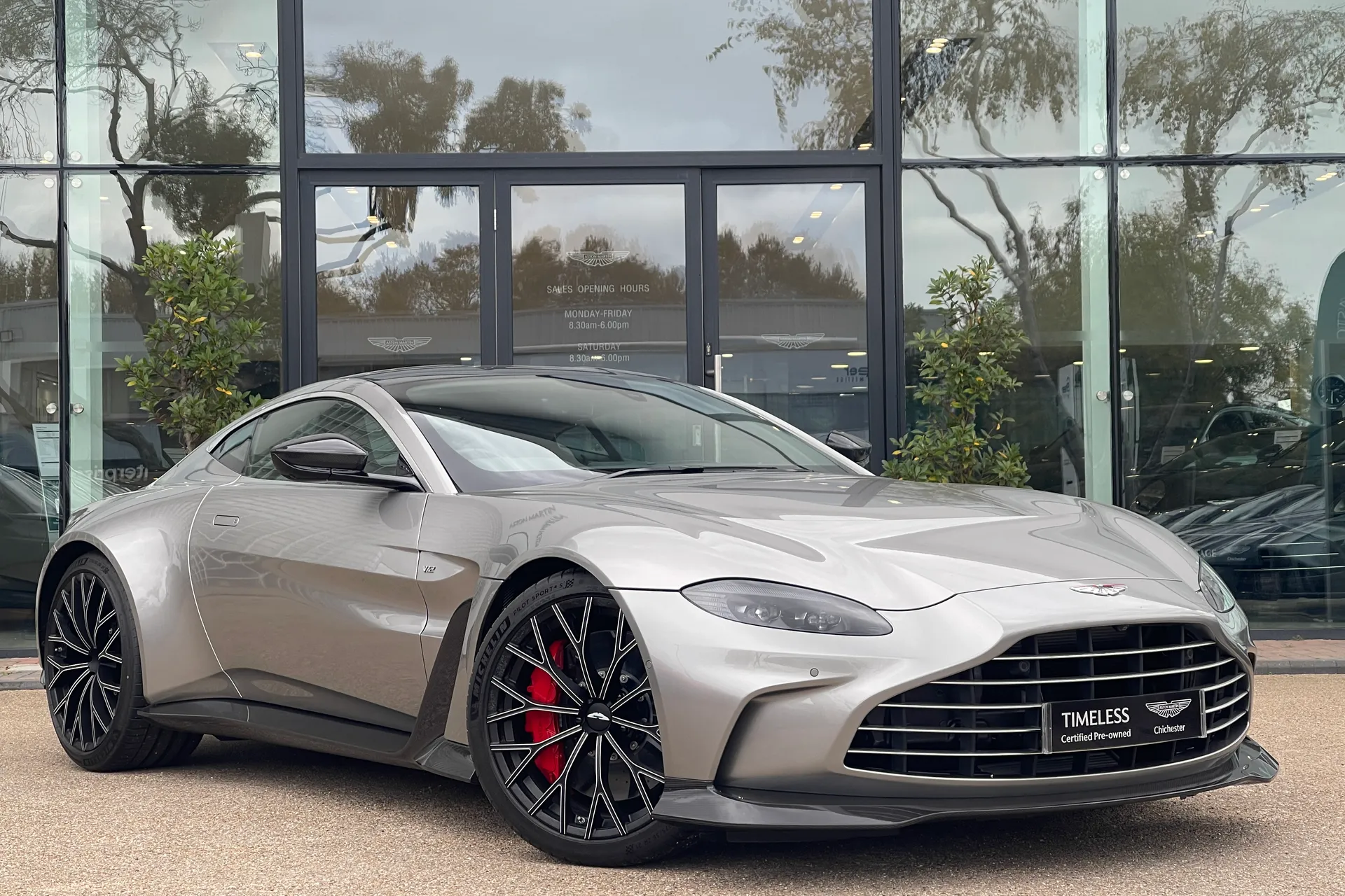 Aston Martin VANTAGE V12 AUTO focused image