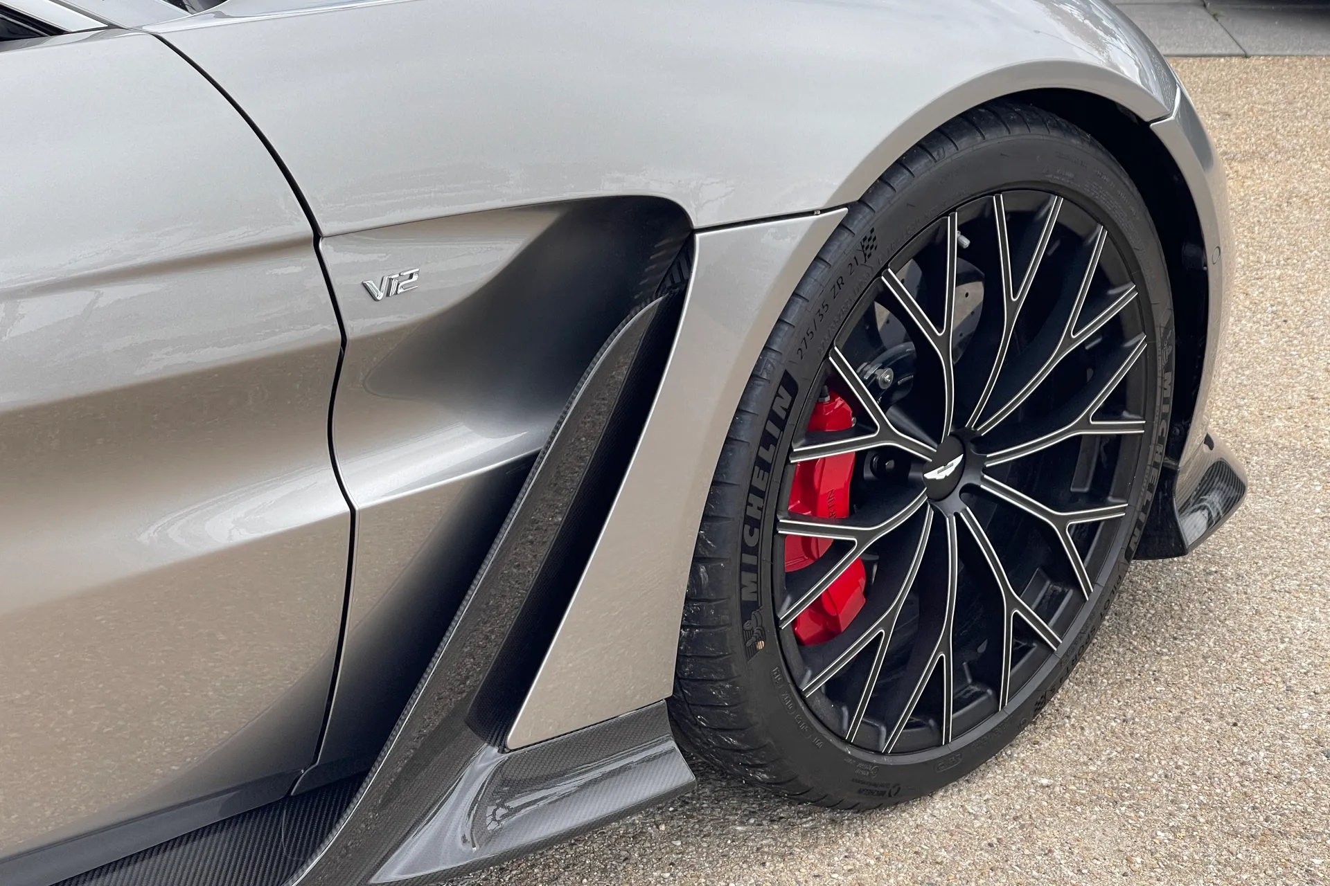 Aston Martin VANTAGE V12 AUTO thumbnail image number 9