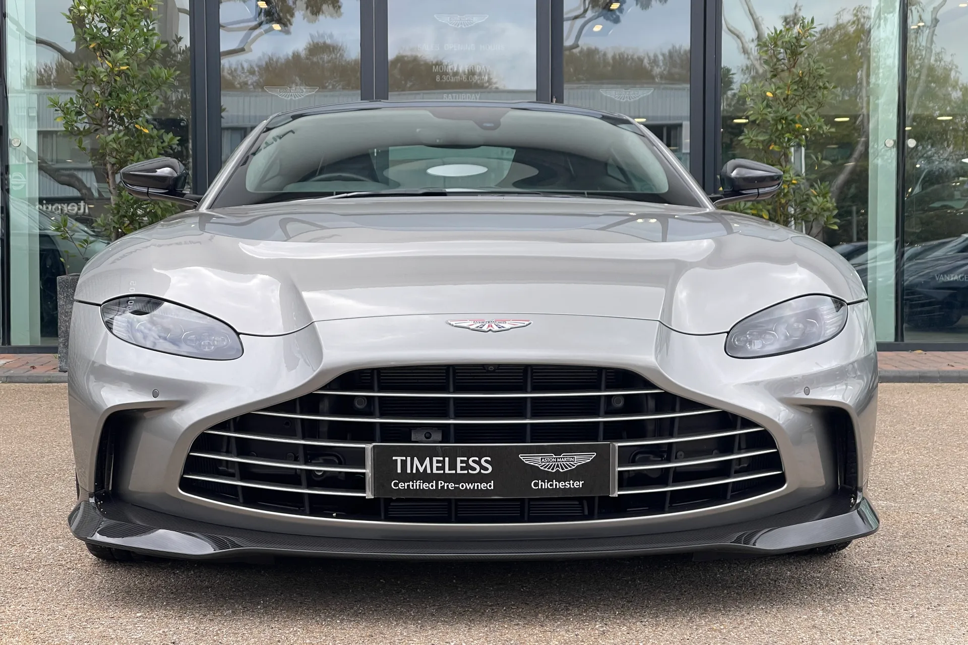 Aston Martin VANTAGE V12 AUTO thumbnail image number 18