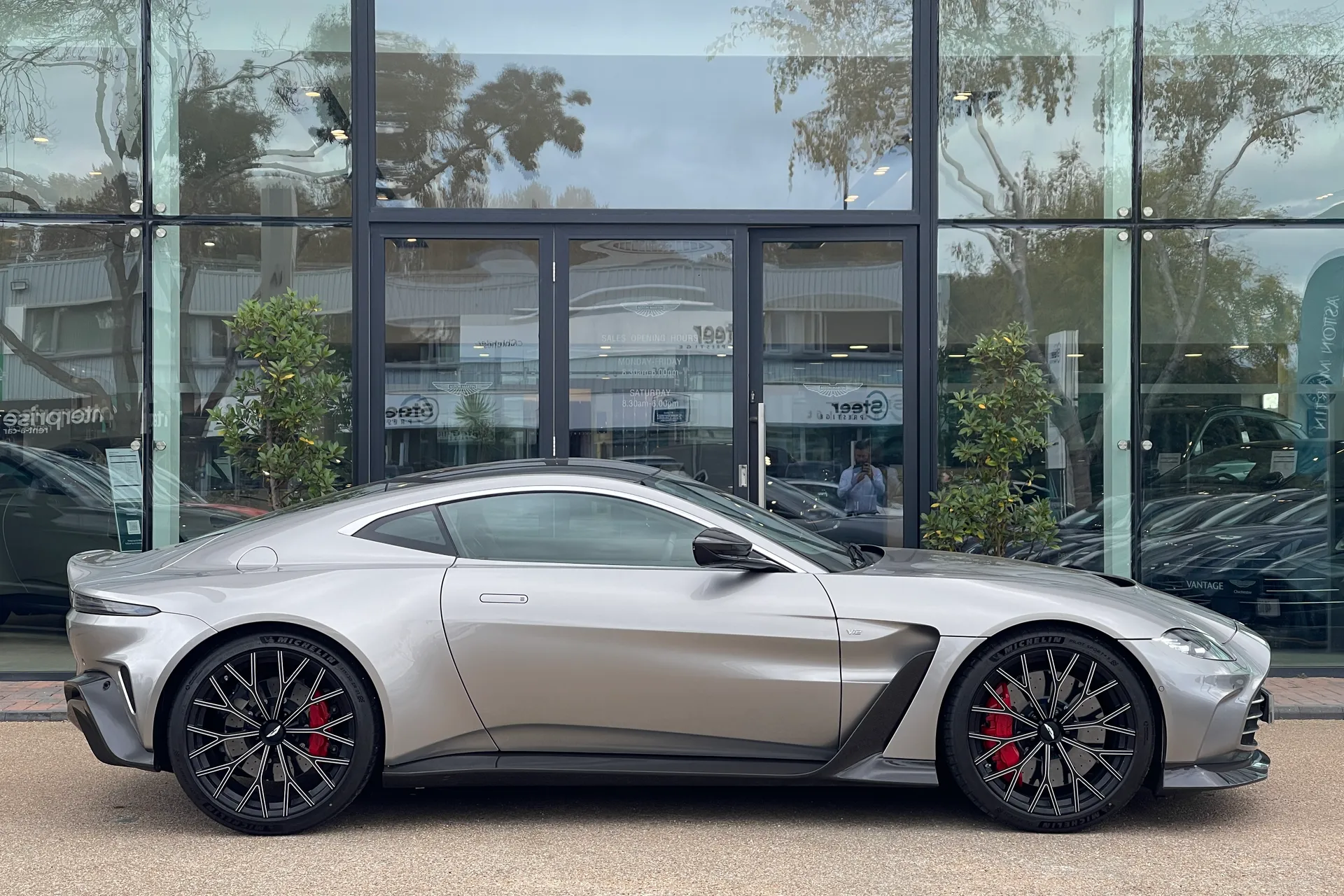 Aston Martin VANTAGE V12 AUTO thumbnail image number 15