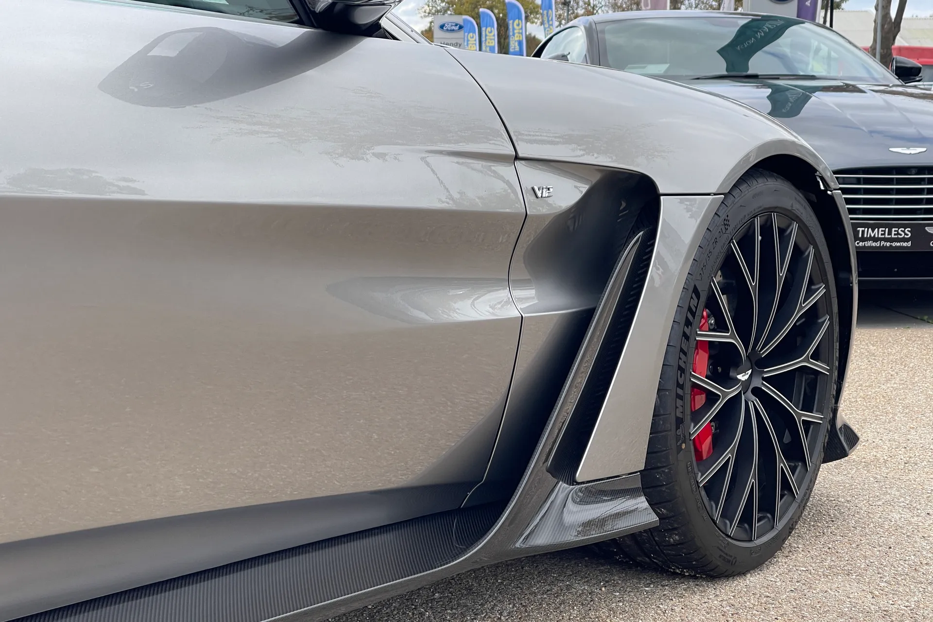 Aston Martin VANTAGE V12 AUTO thumbnail image number 25