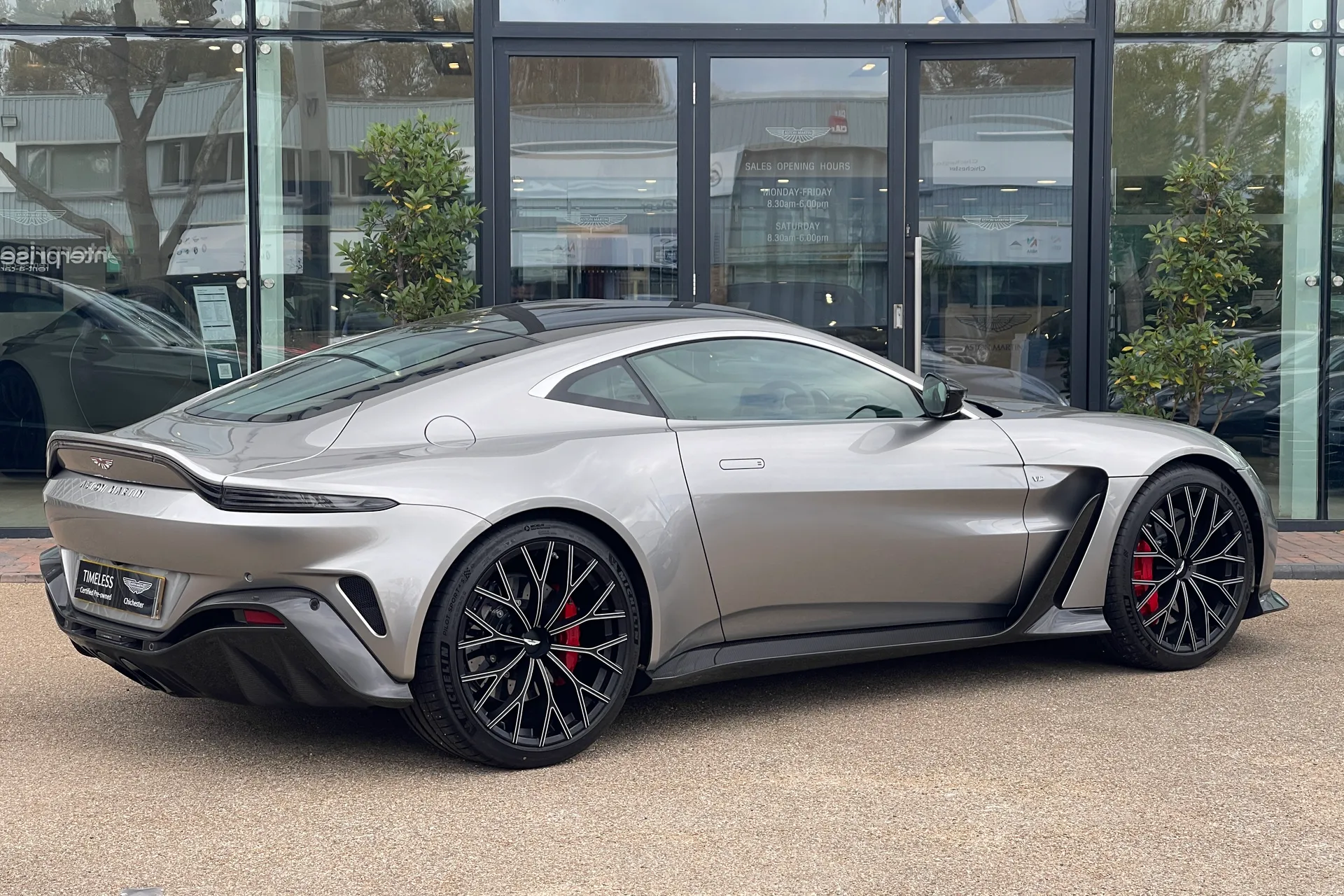 Aston Martin VANTAGE V12 AUTO thumbnail image number 17