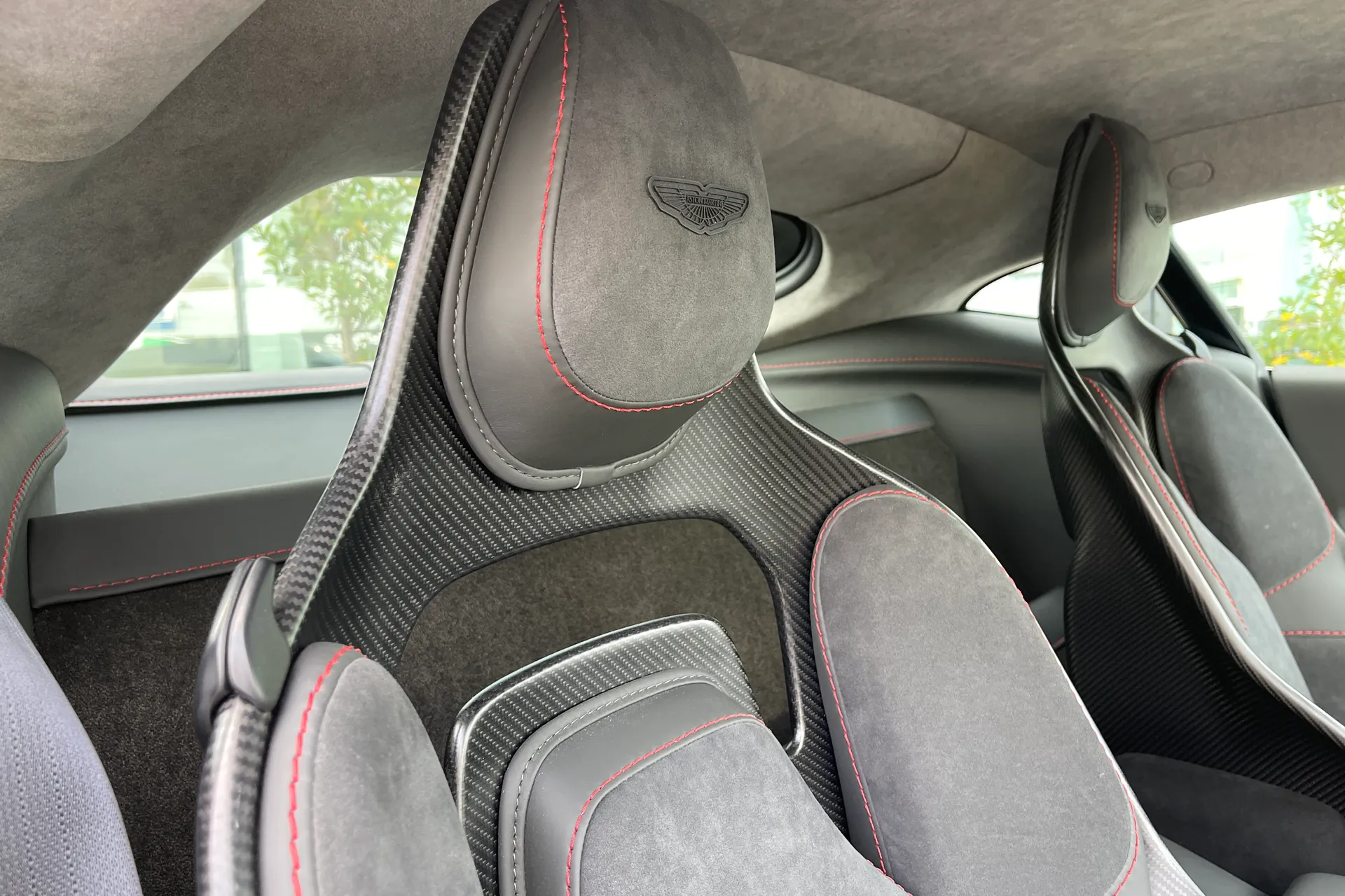 Aston Martin VANTAGE V12 AUTO thumbnail image number 35