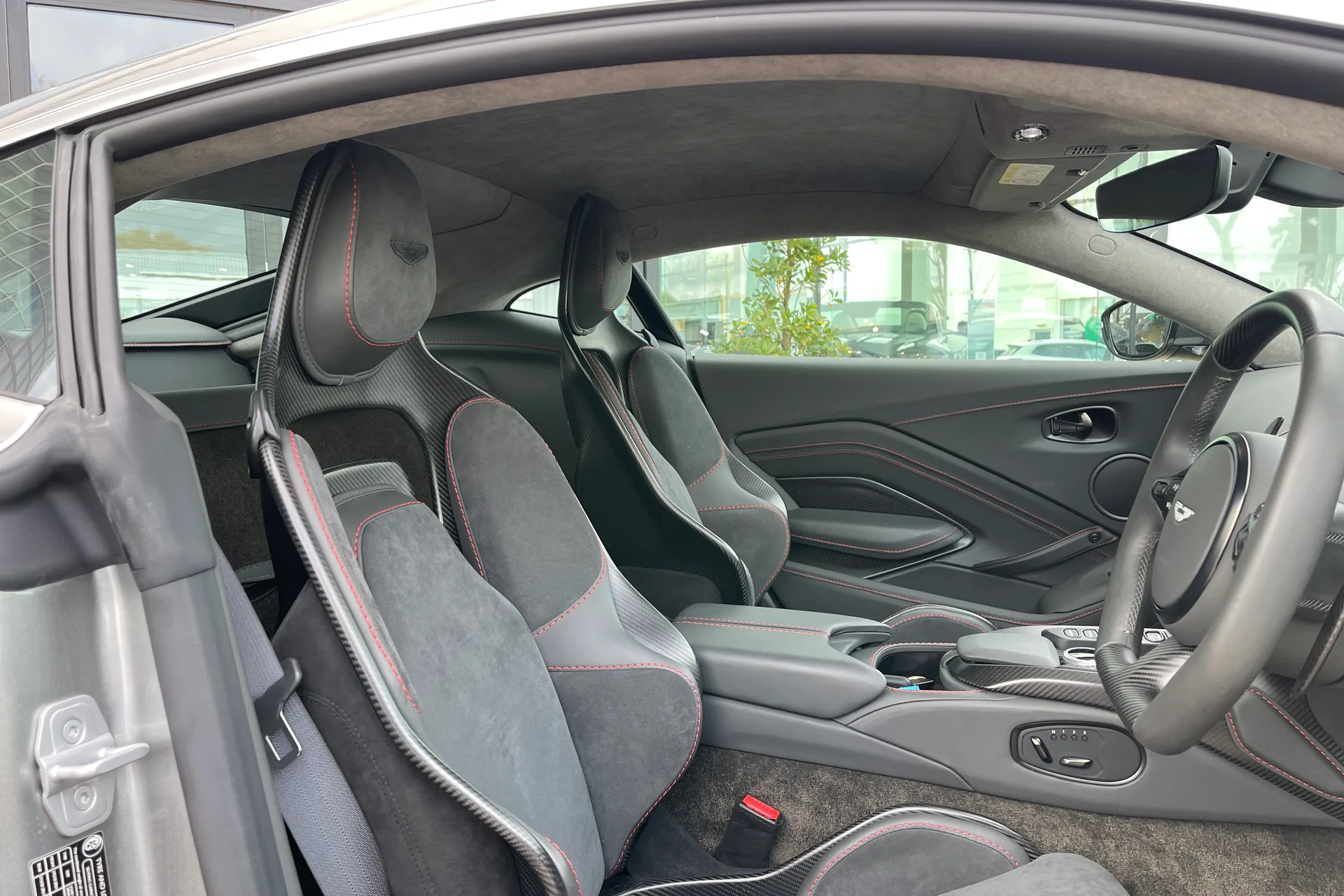 Aston Martin VANTAGE V12 AUTO thumbnail image number 34